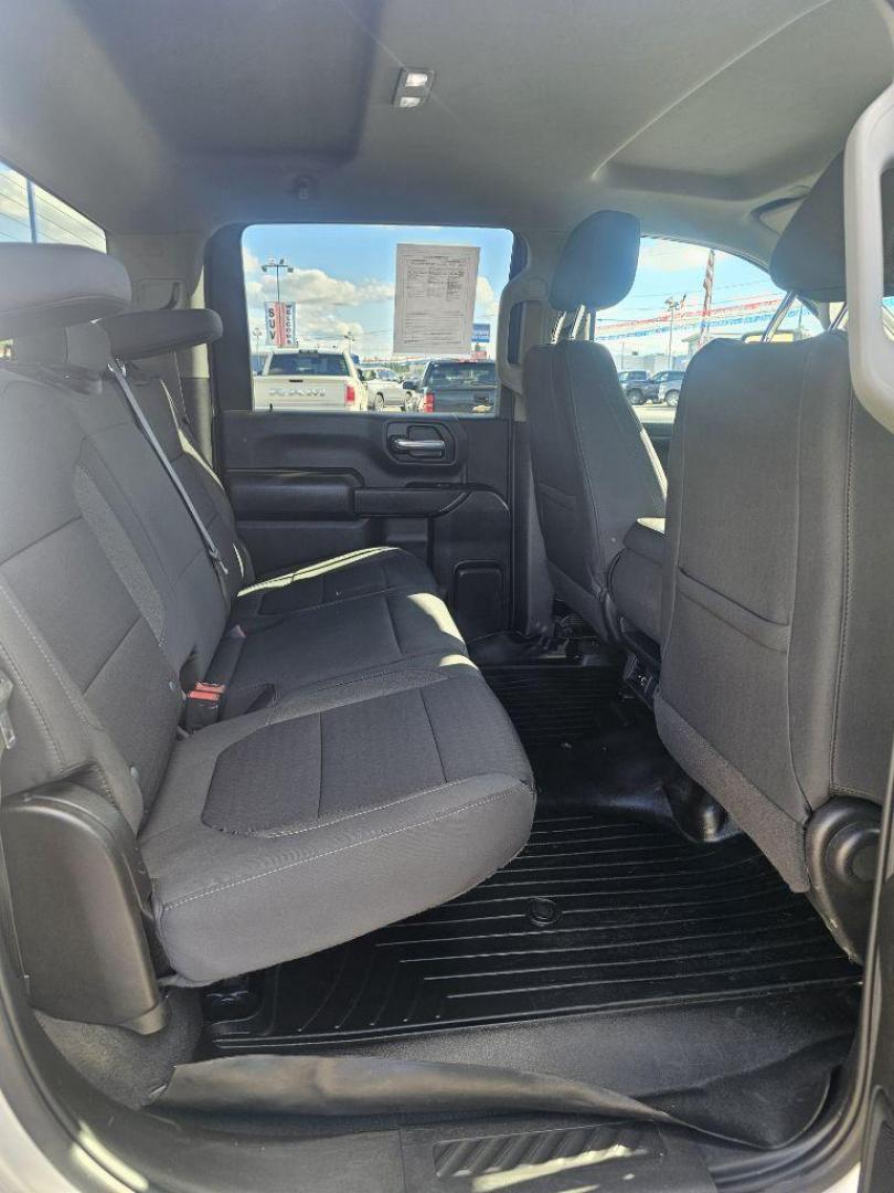 2022 SILVER CHEVROLET SILVERADO 2500 HEAVY DUTY LT (1GC4YNEY0NF) with an 6.6L engine, Automatic transmission, located at 2525 S. Cushman, Fairbanks, AK, 99701, (907) 452-5707, 64.824036, -147.712311 - Photo#5