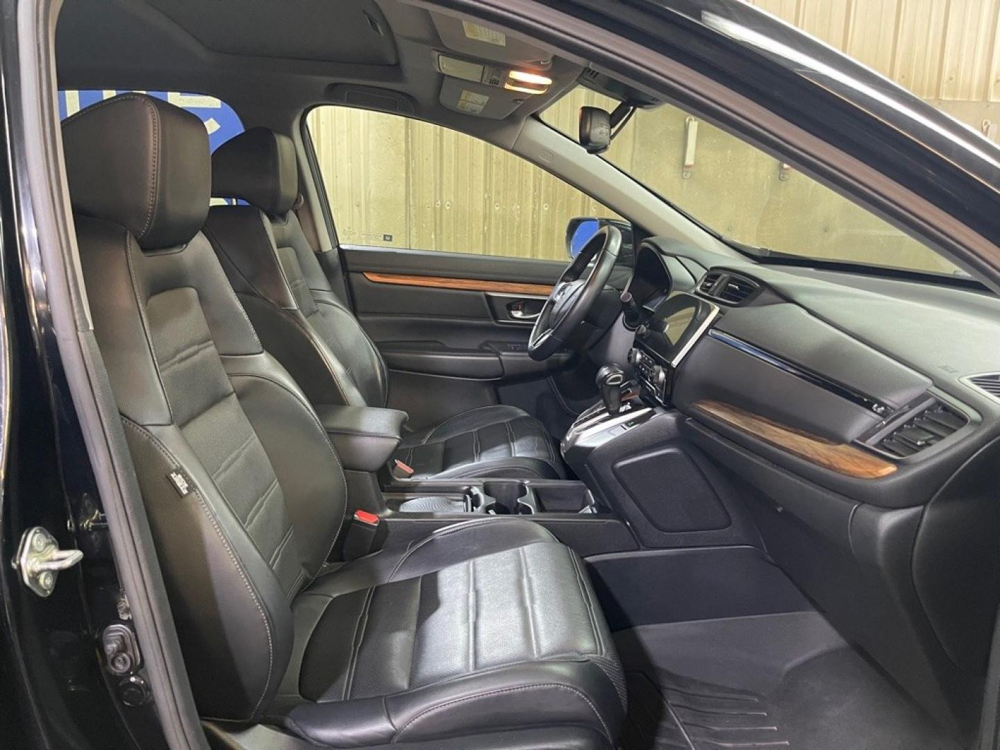 2017 BLACK HONDA CR-V TOURING (2HKRW2H94HH) with an 1.5L engine, Continuously Variable transmission, located at 2525 S. Cushman, Fairbanks, AK, 99701, (907) 452-5707, 64.824036, -147.712311- Photo#3