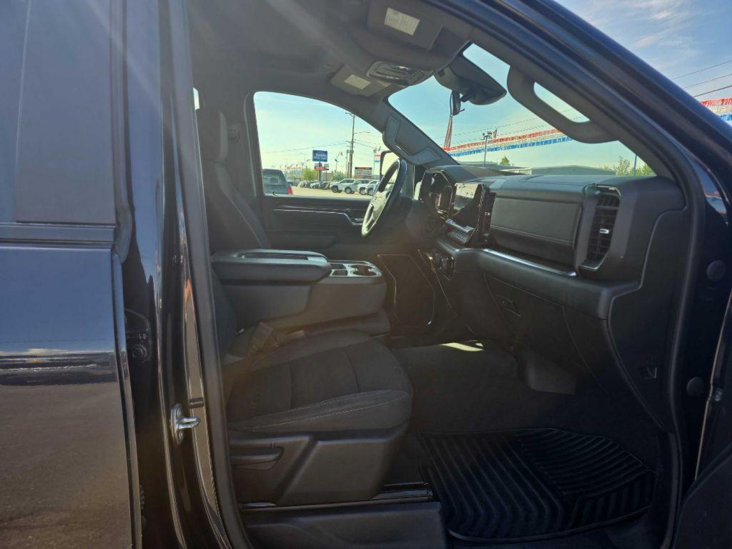 2024 DK BLU CHEVROLET SILVERADO 2500 HEAVY DUTY LT (1GC4YNE7XRF) with an 6.6L engine, Automatic transmission, located at 2525 S. Cushman, Fairbanks, AK, 99701, (907) 452-5707, 64.824036, -147.712311 - Photo#4
