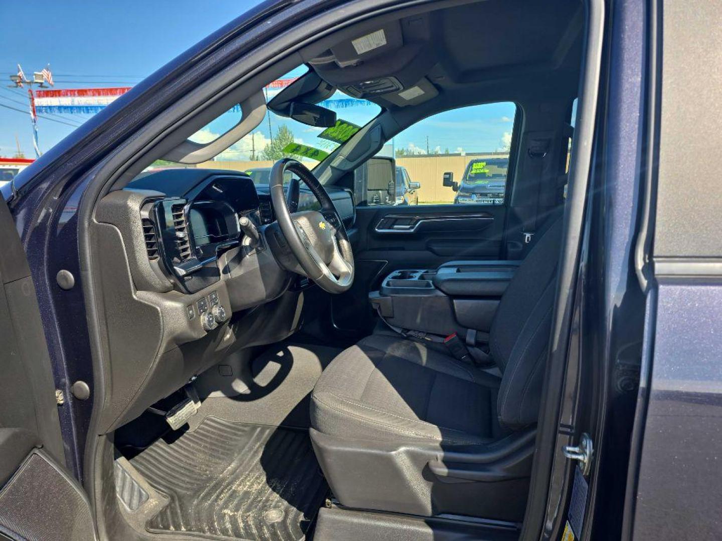 2024 DK BLU CHEVROLET SILVERADO 2500 HEAVY DUTY LT (1GC4YNE7XRF) with an 6.6L engine, Automatic transmission, located at 2525 S. Cushman, Fairbanks, AK, 99701, (907) 452-5707, 64.824036, -147.712311 - Photo#5