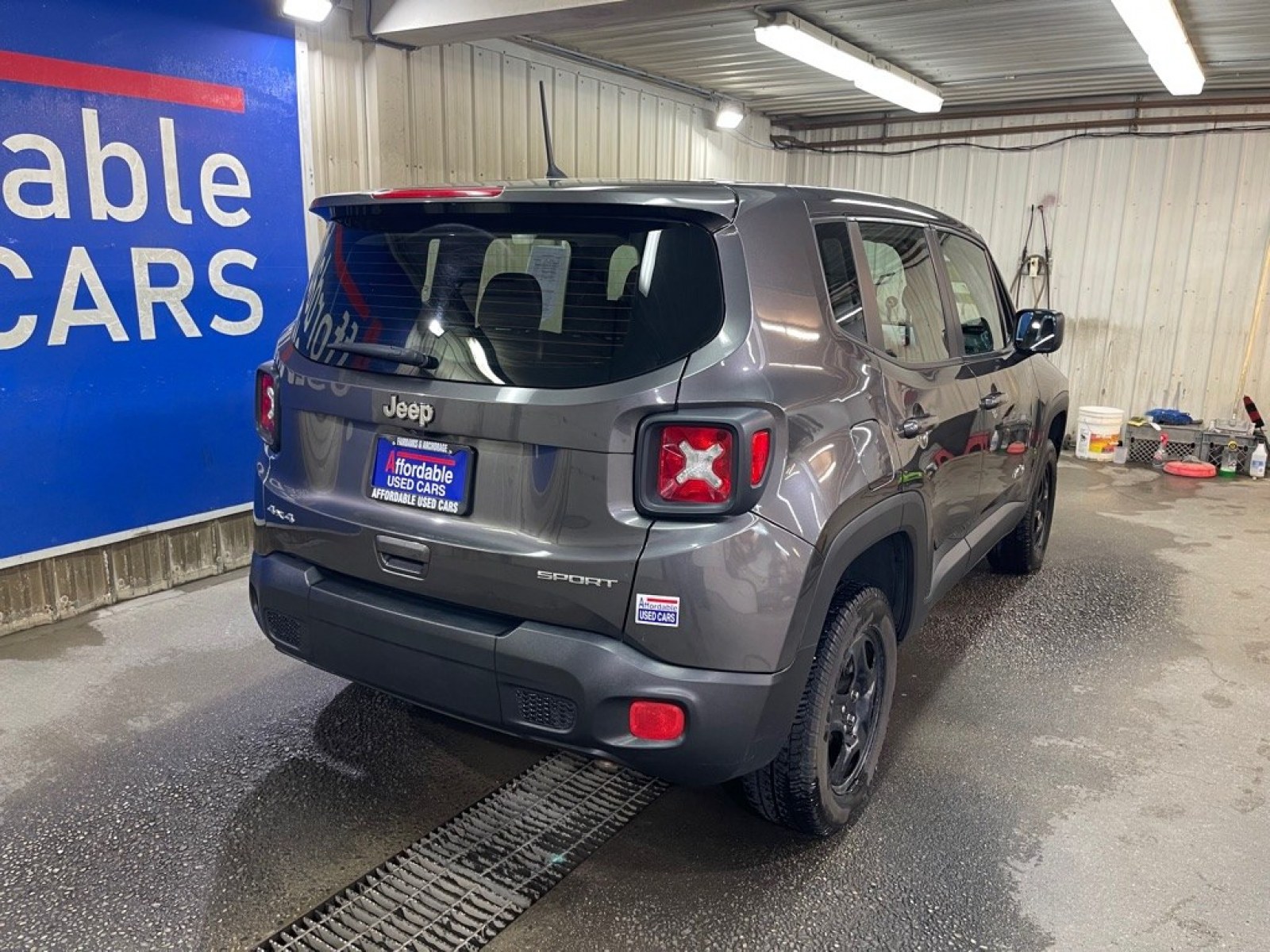 2018 GREY JEEP RENEGADE SPORT (ZACCJBAB7JP) with an 2.4L engine, Automatic transmission, located at 2525 S. Cushman, Fairbanks, AK, 99701, (907) 452-5707, 64.824036, -147.712311 - Photo#2