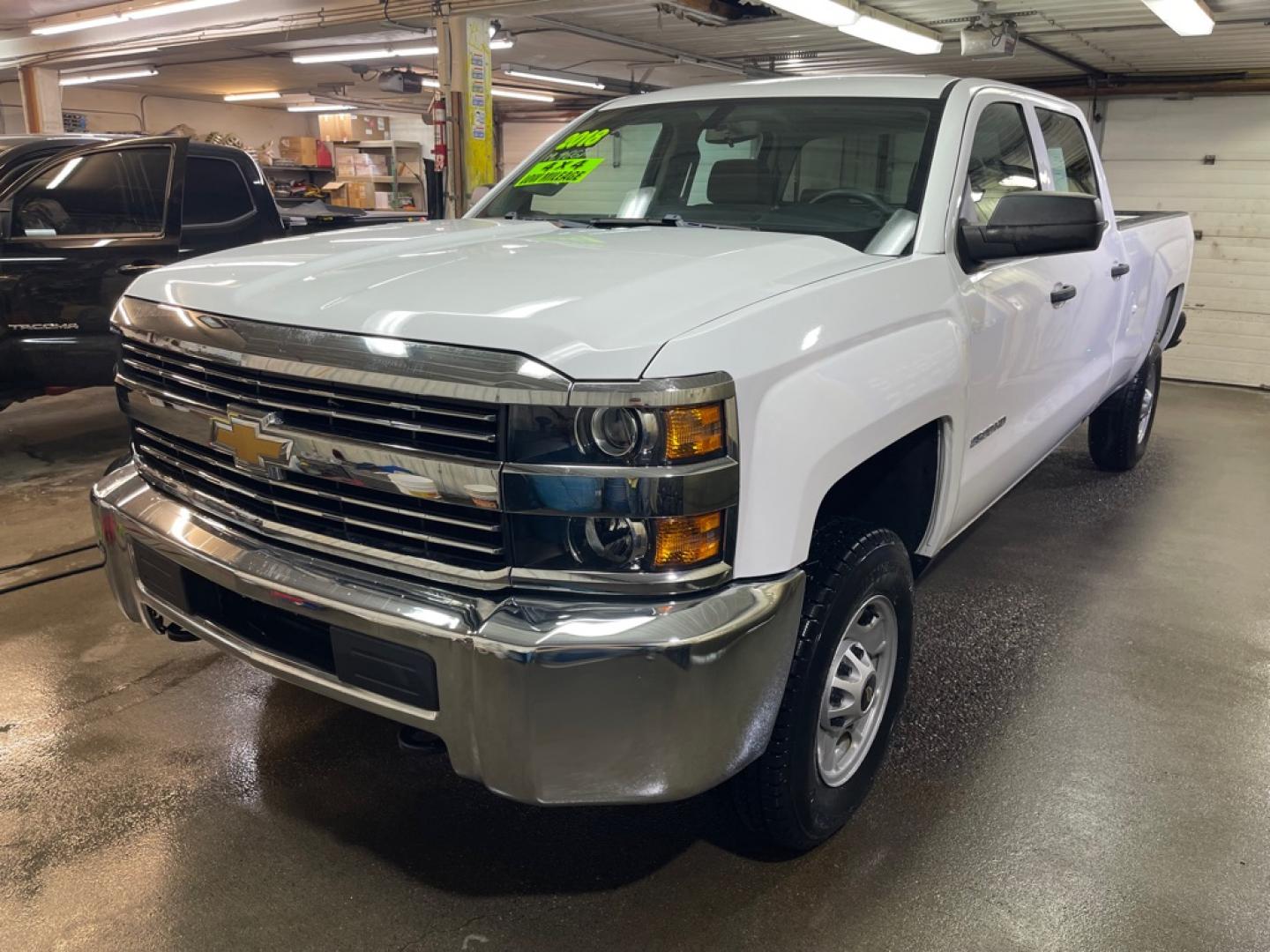 2018 WHITE CHEVROLET SILVERADO 2500 HEAVY DUTY (1GC1KUEG0JF) with an 6.0L engine, Automatic transmission, located at 2525 S. Cushman, Fairbanks, AK, 99701, (907) 452-5707, 64.824036, -147.712311- Photo#1