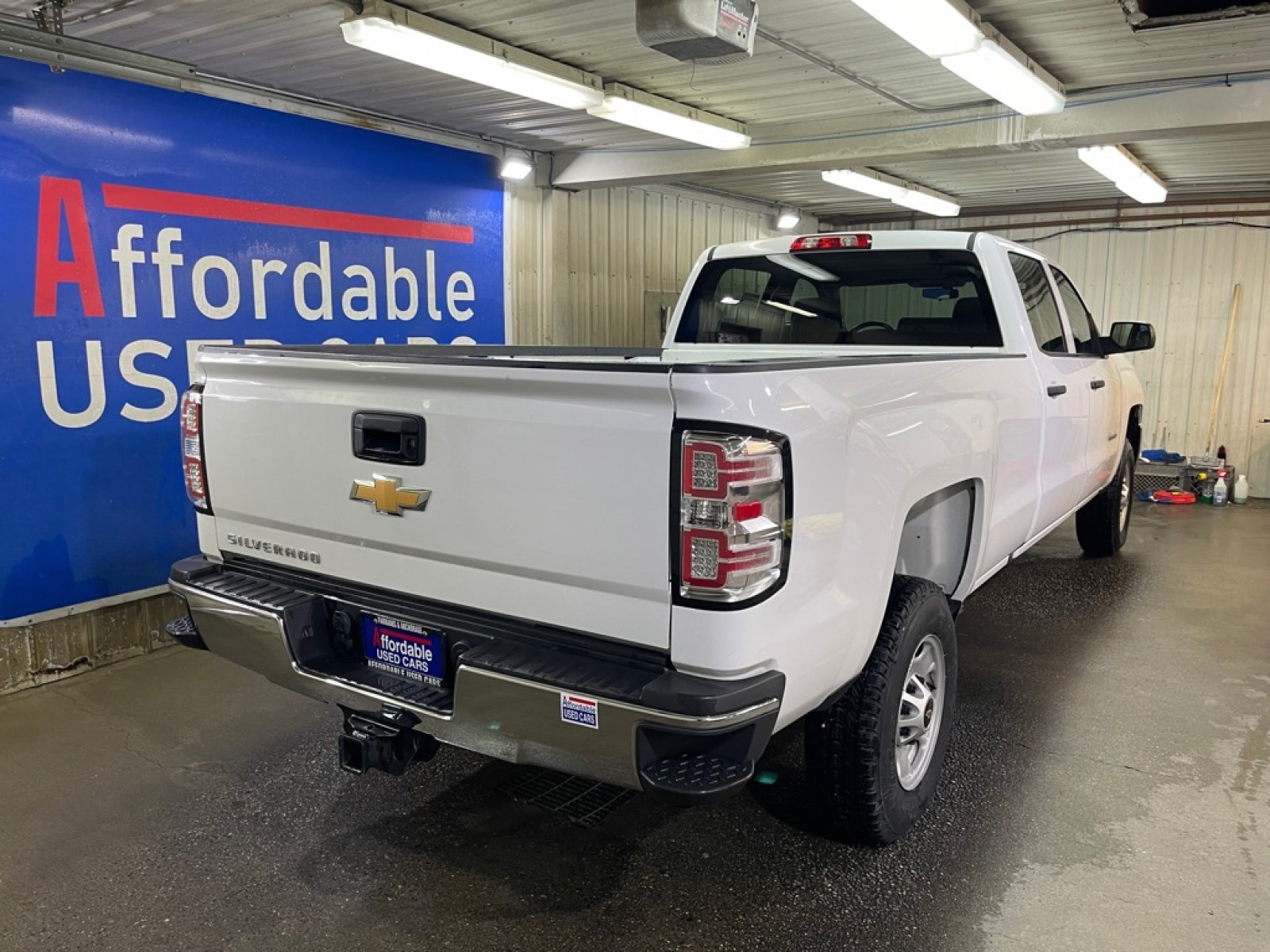 2018 WHITE CHEVROLET SILVERADO 2500 HEAVY DUTY (1GC1KUEG0JF) with an 6.0L engine, Automatic transmission, located at 2525 S. Cushman, Fairbanks, AK, 99701, (907) 452-5707, 64.824036, -147.712311 - Photo#2