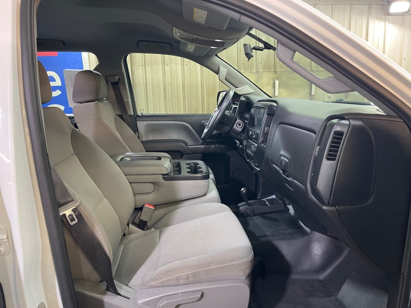 2018 WHITE CHEVROLET SILVERADO 2500 HEAVY DUTY (1GC1KUEG0JF) with an 6.0L engine, Automatic transmission, located at 2525 S. Cushman, Fairbanks, AK, 99701, (907) 452-5707, 64.824036, -147.712311 - Photo#3