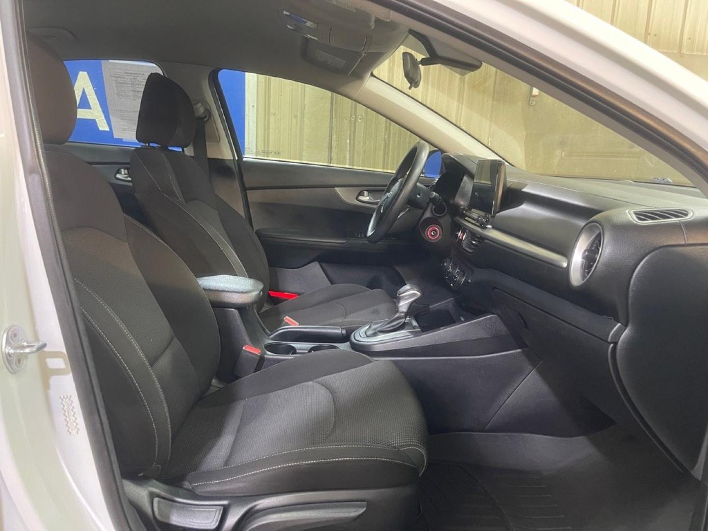 2020 WHITE KIA FORTE FE (3KPF24ADXLE) with an 2.0L engine, Automatic transmission, located at 2525 S. Cushman, Fairbanks, AK, 99701, (907) 452-5707, 64.824036, -147.712311- Photo#3