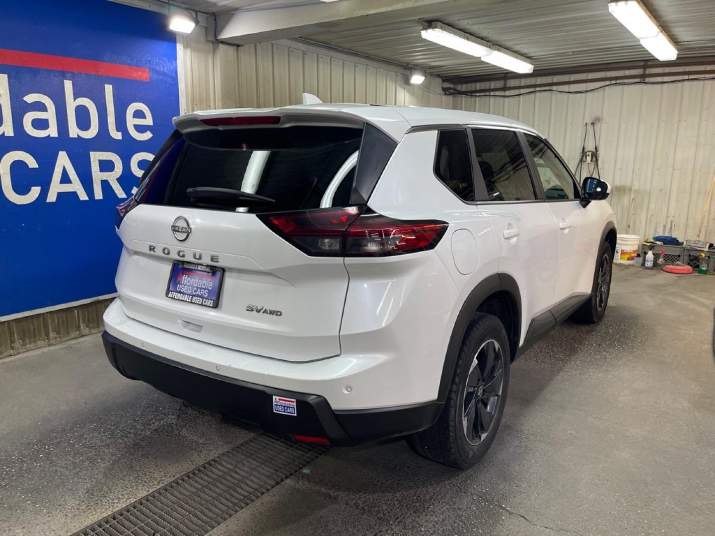 2024 WHITE NISSAN ROGUE SV (5N1BT3BB7RC) with an 1.5L engine, Automatic transmission, located at 2525 S. Cushman, Fairbanks, AK, 99701, (907) 452-5707, 64.824036, -147.712311- Photo#2