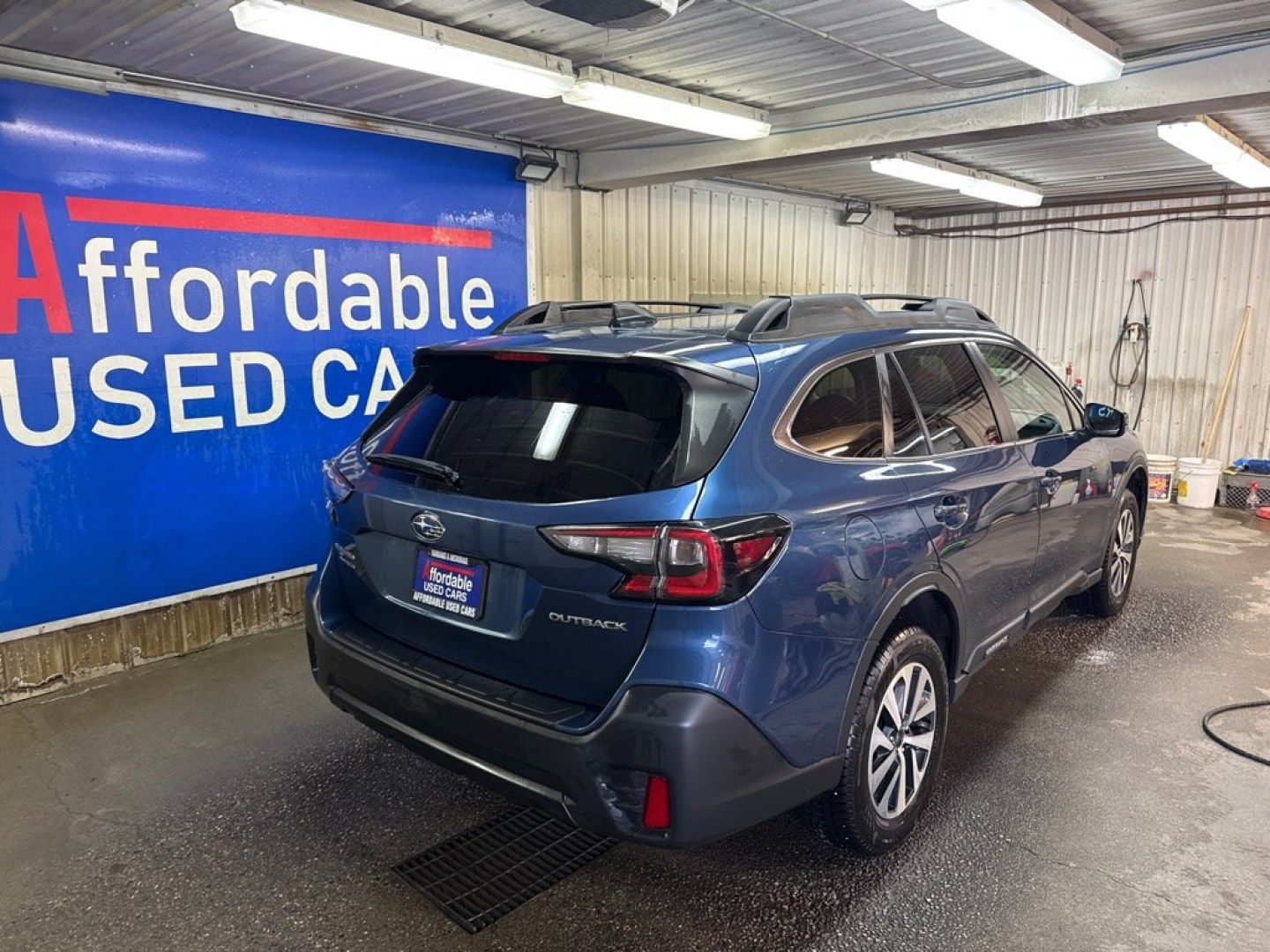 2020 BLUE SUBARU OUTBACK PREMIUM (4S4BTACCXL3) with an 2.5L engine, Continuously Variable transmission, located at 2525 S. Cushman, Fairbanks, AK, 99701, (907) 452-5707, 64.824036, -147.712311- Photo#3
