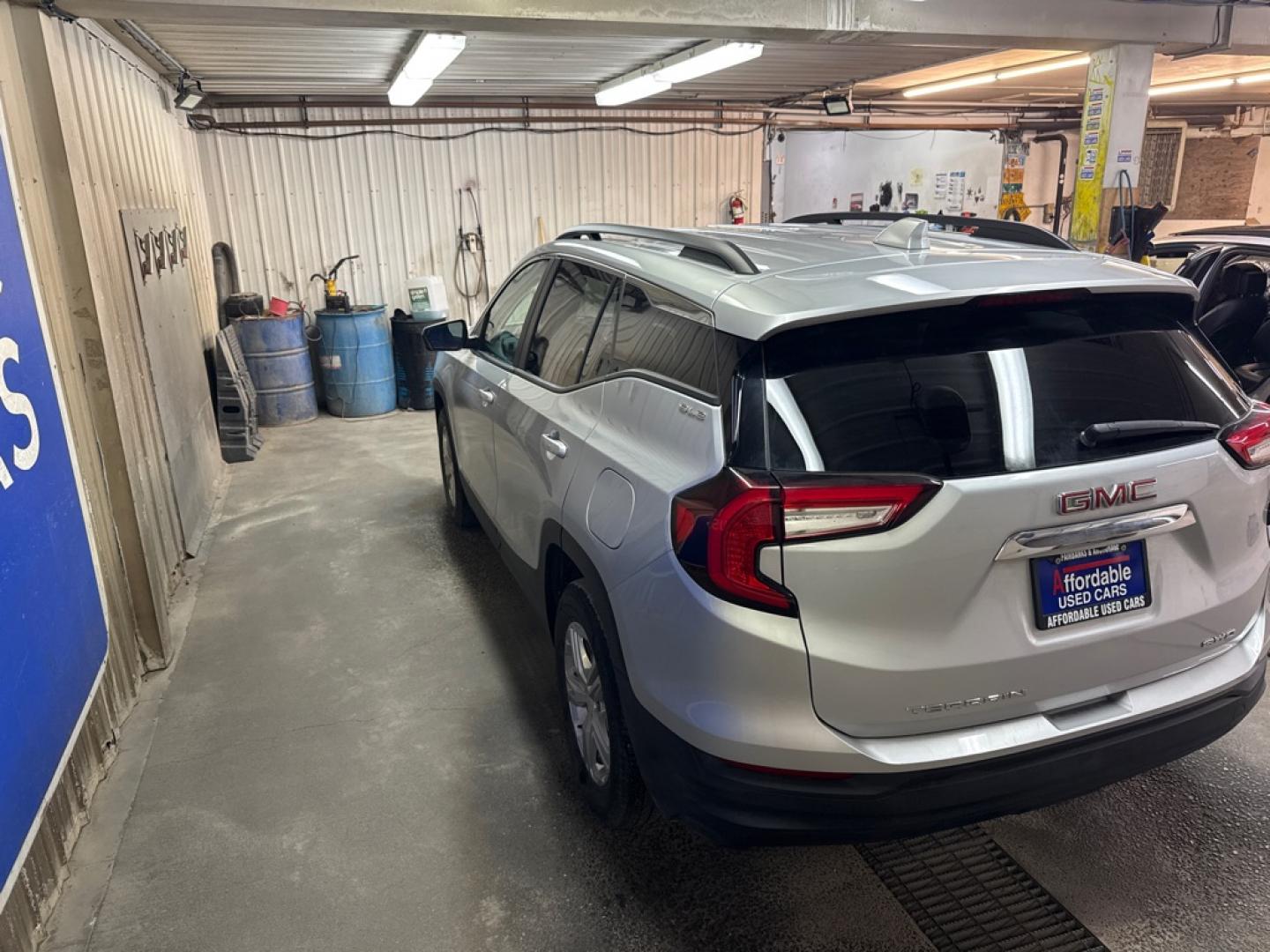 2022 SILVER GMC TERRAIN SLE (3GKALTEV5NL) with an 1.5L engine, Automatic transmission, located at 2525 S. Cushman, Fairbanks, AK, 99701, (907) 452-5707, 64.824036, -147.712311- Photo#2