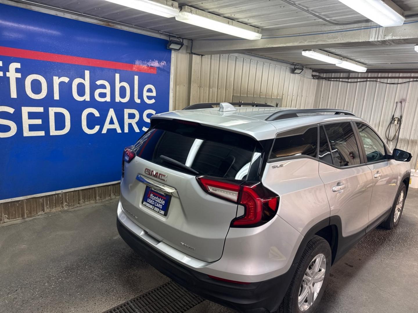2022 SILVER GMC TERRAIN SLE (3GKALTEV5NL) with an 1.5L engine, Automatic transmission, located at 2525 S. Cushman, Fairbanks, AK, 99701, (907) 452-5707, 64.824036, -147.712311- Photo#3