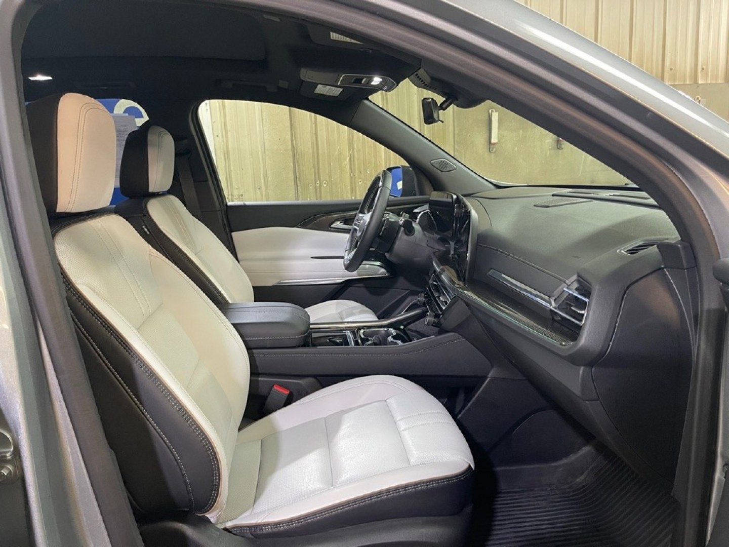 2025 SILVER CHEVROLET TRAVERSE HIGH COUNTRY (1GNEVKRS9SJ) with an 2.5L engine, Automatic transmission, located at 2525 S. Cushman, Fairbanks, AK, 99701, (907) 452-5707, 64.824036, -147.712311- Photo#3