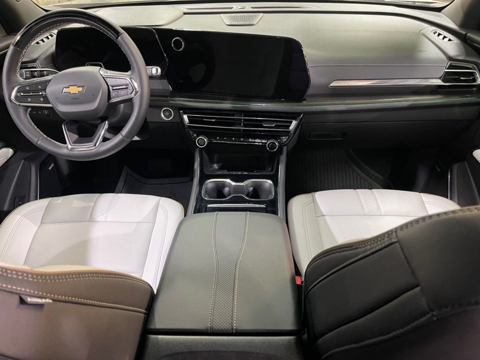 2025 SILVER CHEVROLET TRAVERSE HIGH COUNTRY (1GNEVKRS9SJ) with an 2.5L engine, Automatic transmission, located at 2525 S. Cushman, Fairbanks, AK, 99701, (907) 452-5707, 64.824036, -147.712311 - Photo#6