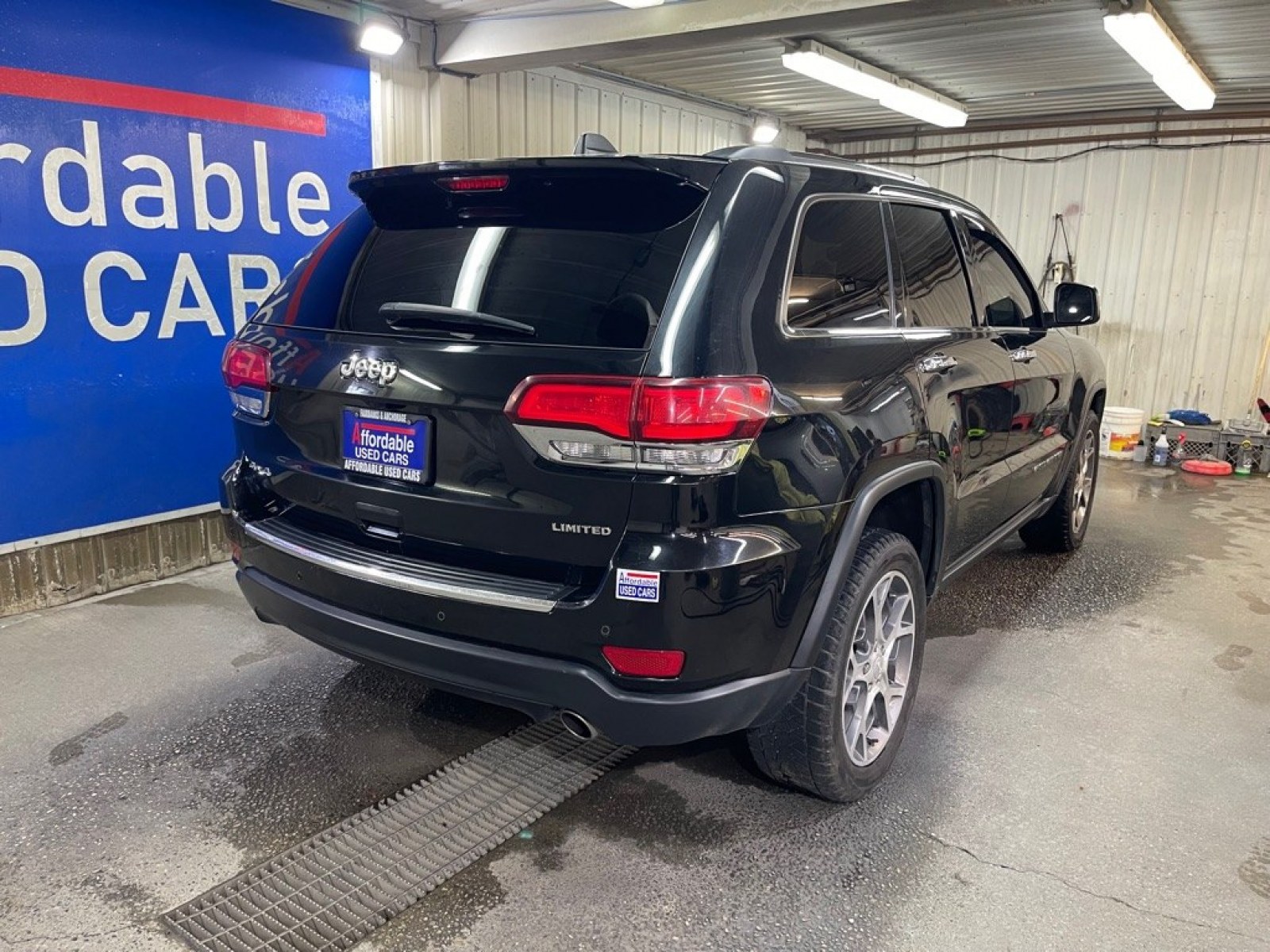 2020 BLACK JEEP GRAND CHEROKEE LIMITED (1C4RJFBG1LC) with an 3.6L engine, Automatic transmission, located at 2525 S. Cushman, Fairbanks, AK, 99701, (907) 452-5707, 64.824036, -147.712311 - Photo#2