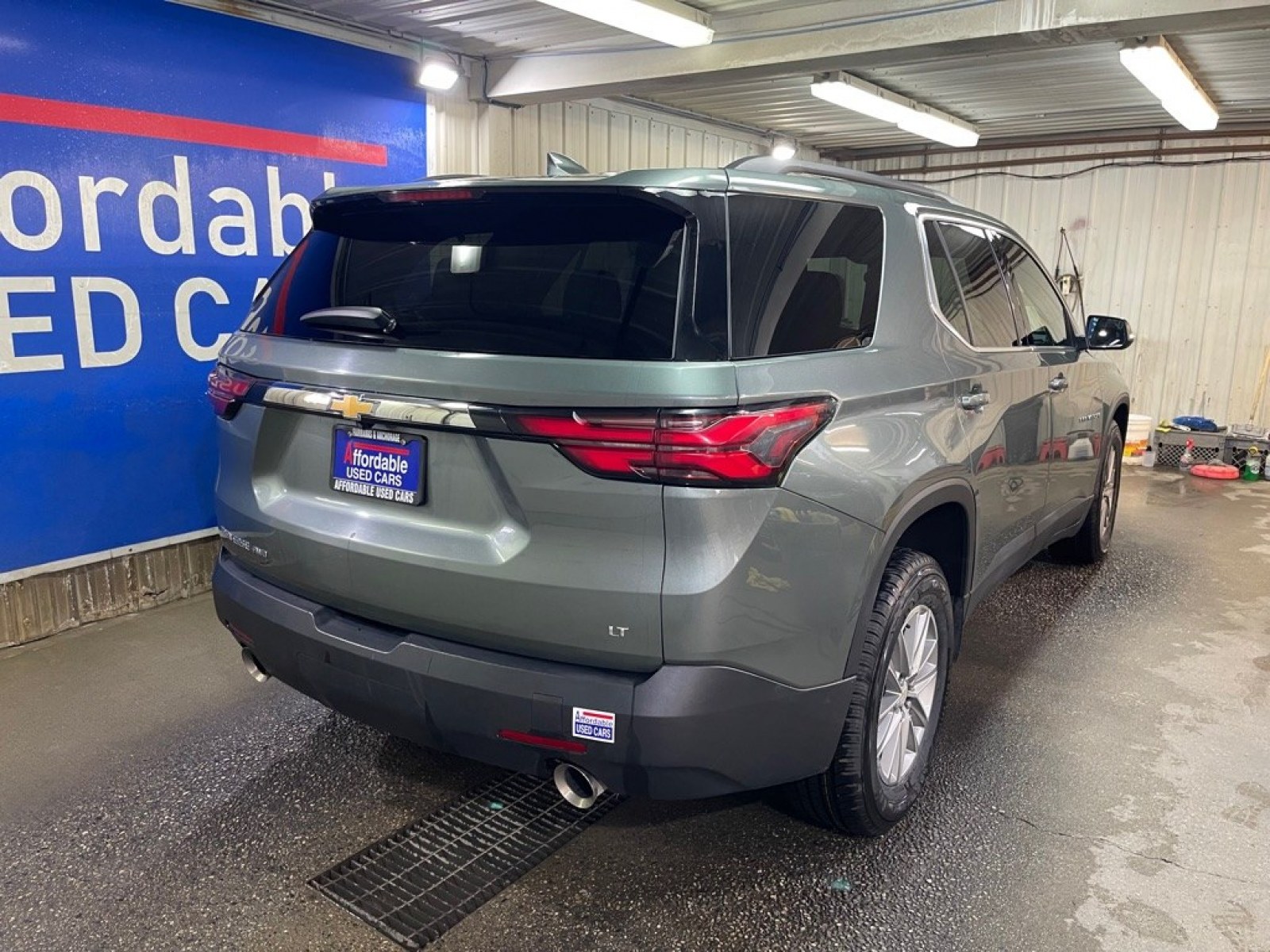 2023 GREEN CHEVROLET TRAVERSE LT (1GNEVGKW9PJ) with an 3.6L engine, Automatic transmission, located at 2525 S. Cushman, Fairbanks, AK, 99701, (907) 452-5707, 64.824036, -147.712311 - Photo#2