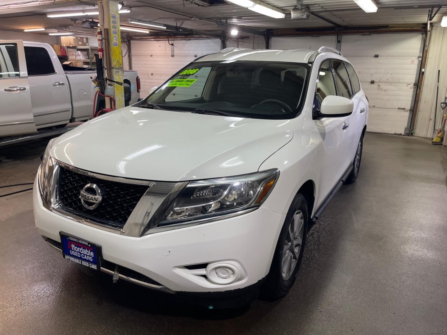 2016 WHITE NISSAN PATHFINDER S (5N1AR2MMXGC) with an 3.5L engine, Continuously Variable transmission, located at 2525 S. Cushman, Fairbanks, AK, 99701, (907) 452-5707, 64.824036, -147.712311- Photo#1