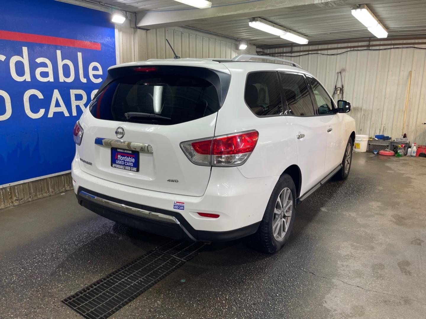 2016 WHITE NISSAN PATHFINDER S (5N1AR2MMXGC) with an 3.5L engine, Continuously Variable transmission, located at 2525 S. Cushman, Fairbanks, AK, 99701, (907) 452-5707, 64.824036, -147.712311- Photo#2