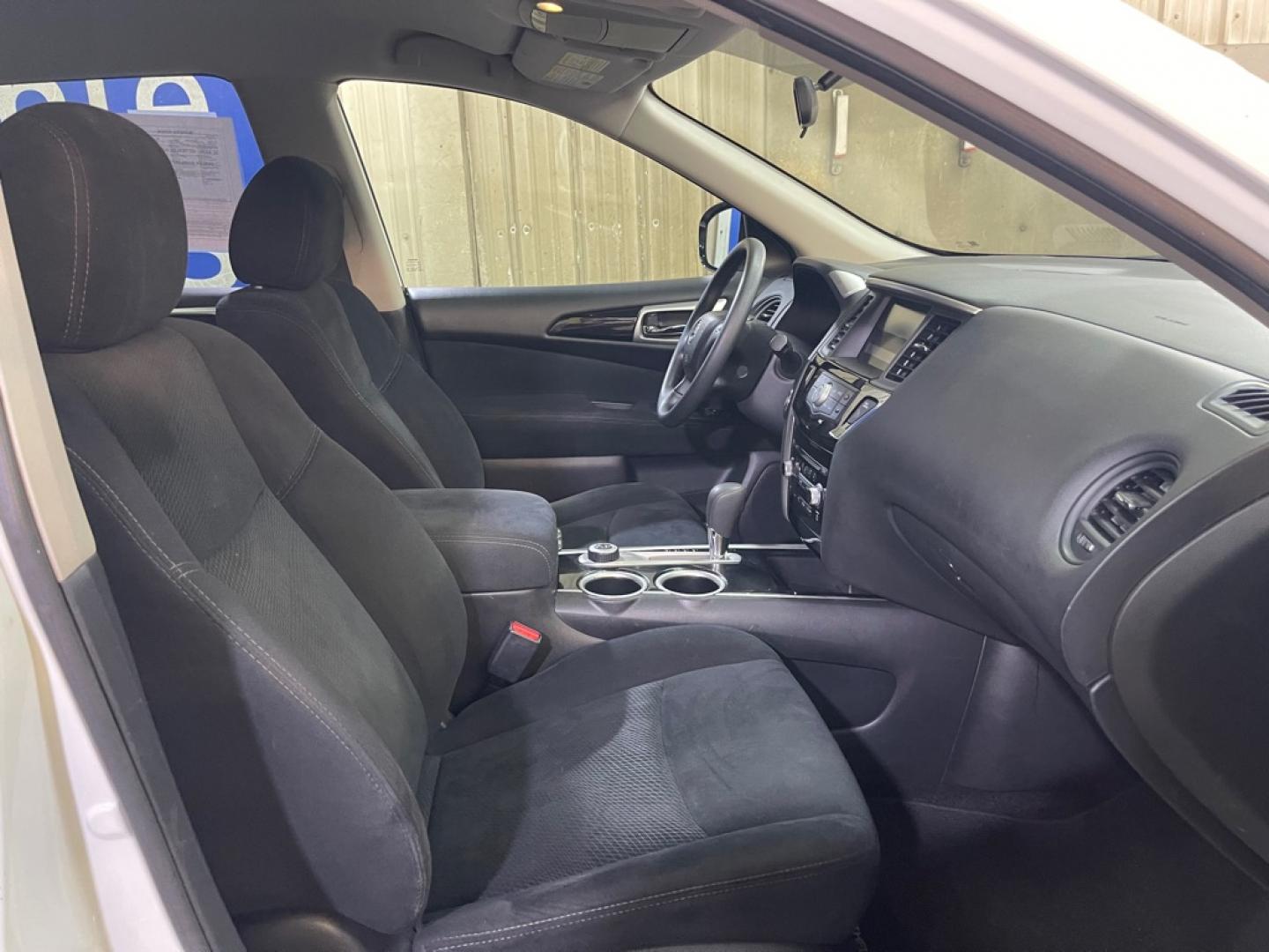 2016 WHITE NISSAN PATHFINDER S (5N1AR2MMXGC) with an 3.5L engine, Continuously Variable transmission, located at 2525 S. Cushman, Fairbanks, AK, 99701, (907) 452-5707, 64.824036, -147.712311- Photo#3