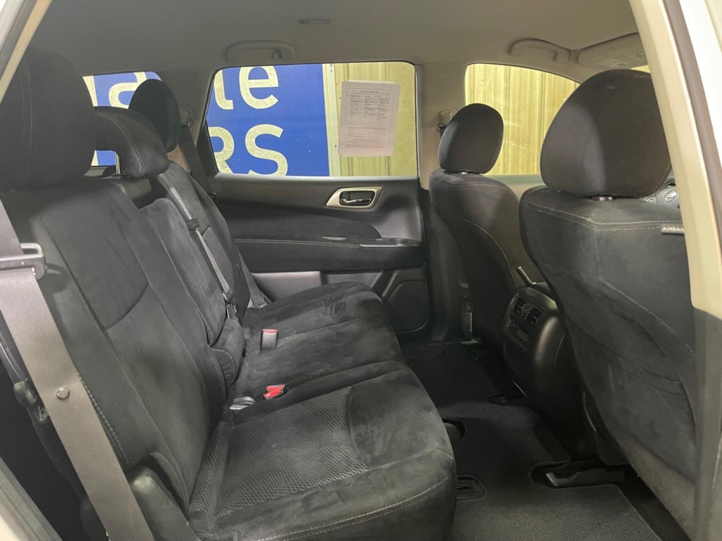 2016 WHITE NISSAN PATHFINDER S (5N1AR2MMXGC) with an 3.5L engine, Continuously Variable transmission, located at 2525 S. Cushman, Fairbanks, AK, 99701, (907) 452-5707, 64.824036, -147.712311- Photo#4
