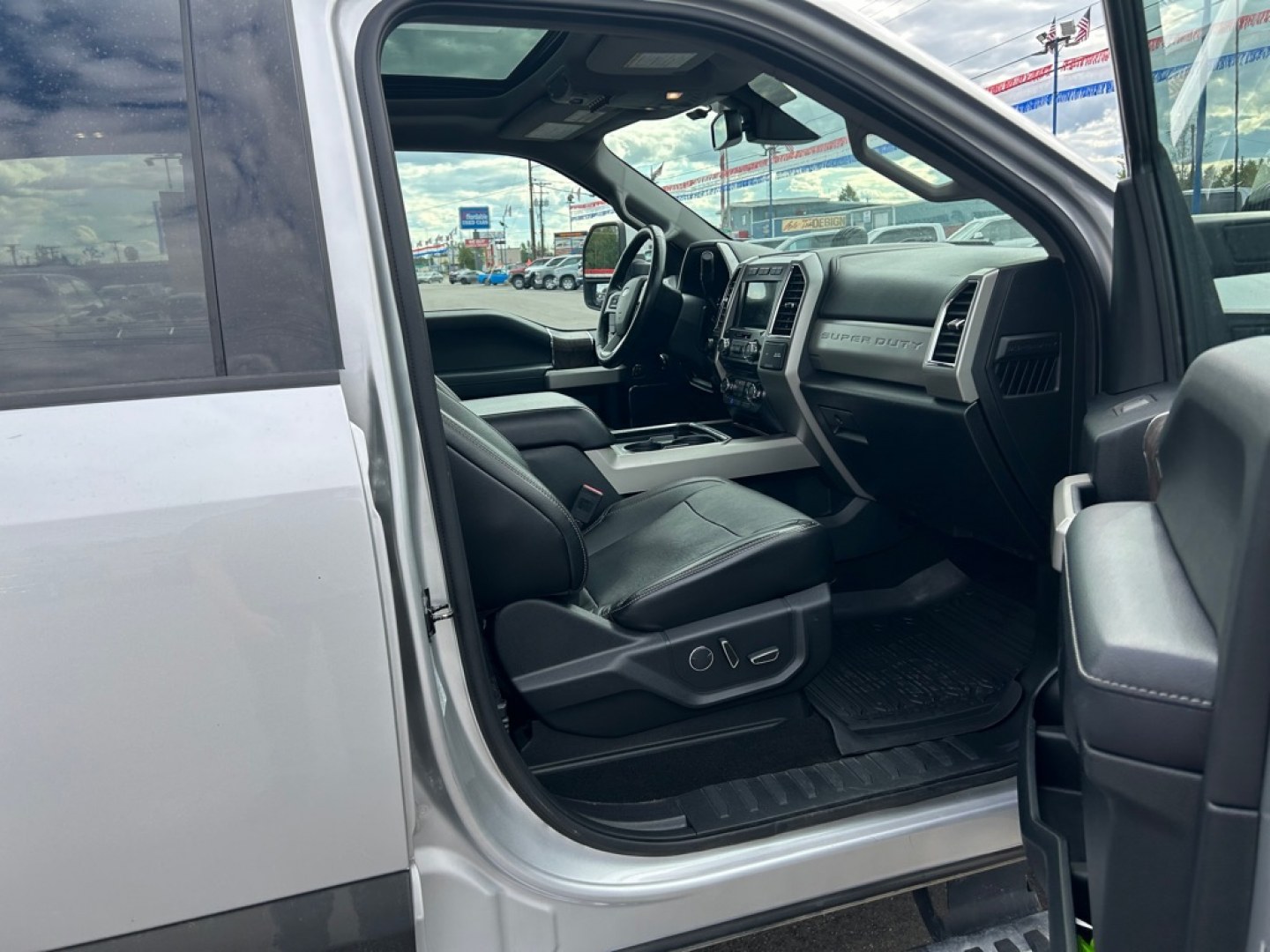 2018 SILVER FORD F350 SUPER DUTY (1FT8W3DT4JE) with an 6.7L engine, Automatic transmission, located at 2525 S. Cushman, Fairbanks, AK, 99701, (907) 452-5707, 64.824036, -147.712311- Photo#4