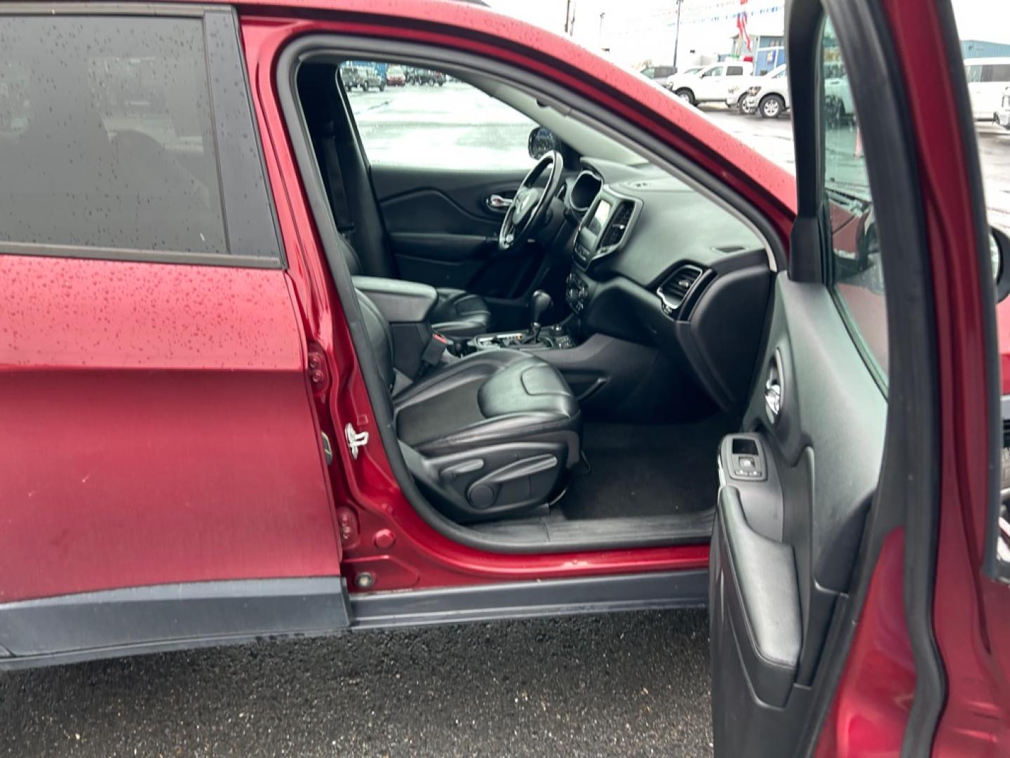 2020 RED JEEP CHEROKEE LATITUDE PLUS (1C4PJMLX4LD) with an 3.2L engine, Automatic transmission, located at 2525 S. Cushman, Fairbanks, AK, 99701, (907) 452-5707, 64.824036, -147.712311- Photo#4