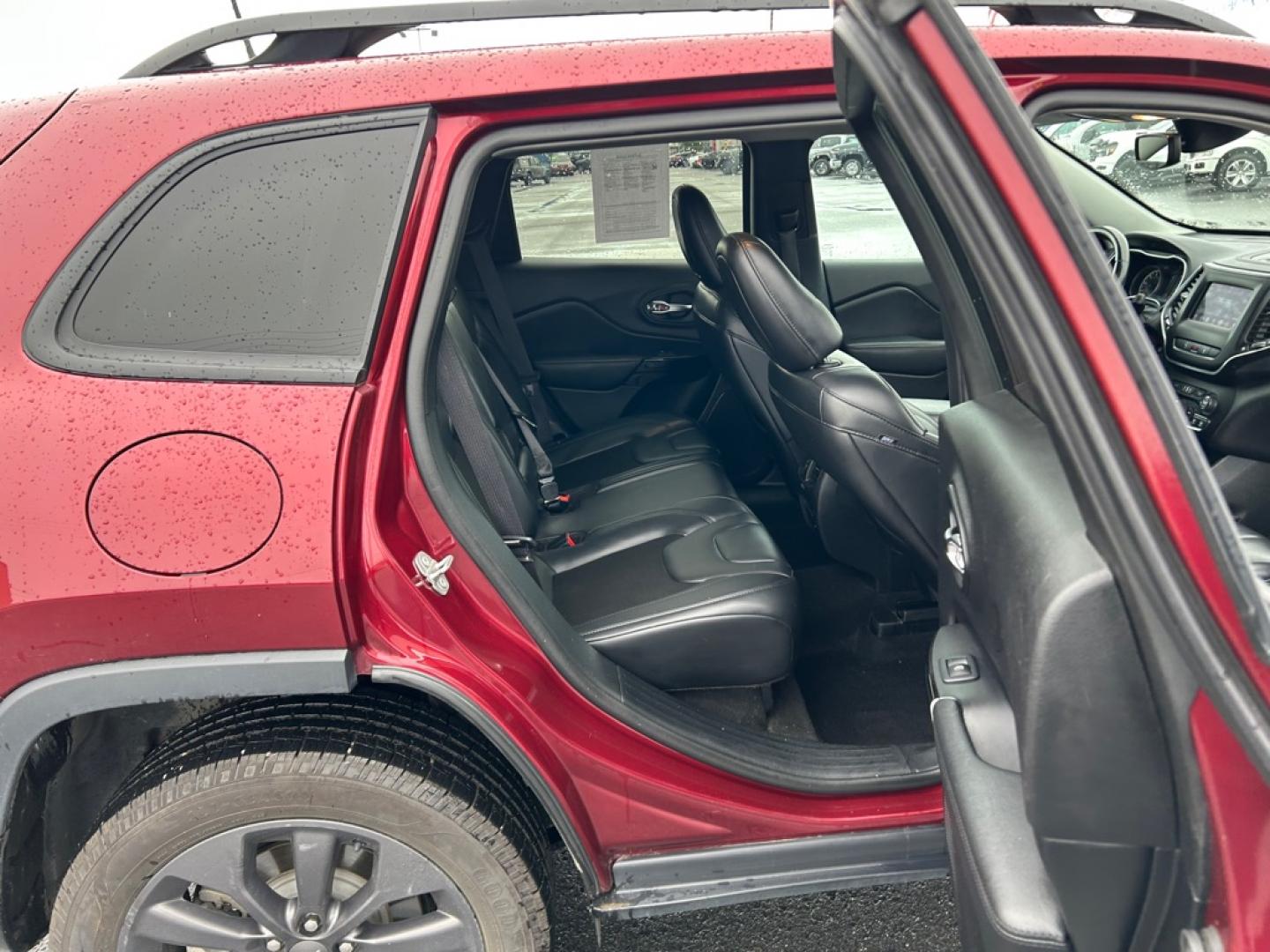 2020 RED JEEP CHEROKEE LATITUDE PLUS (1C4PJMLX4LD) with an 3.2L engine, Automatic transmission, located at 2525 S. Cushman, Fairbanks, AK, 99701, (907) 452-5707, 64.824036, -147.712311- Photo#5