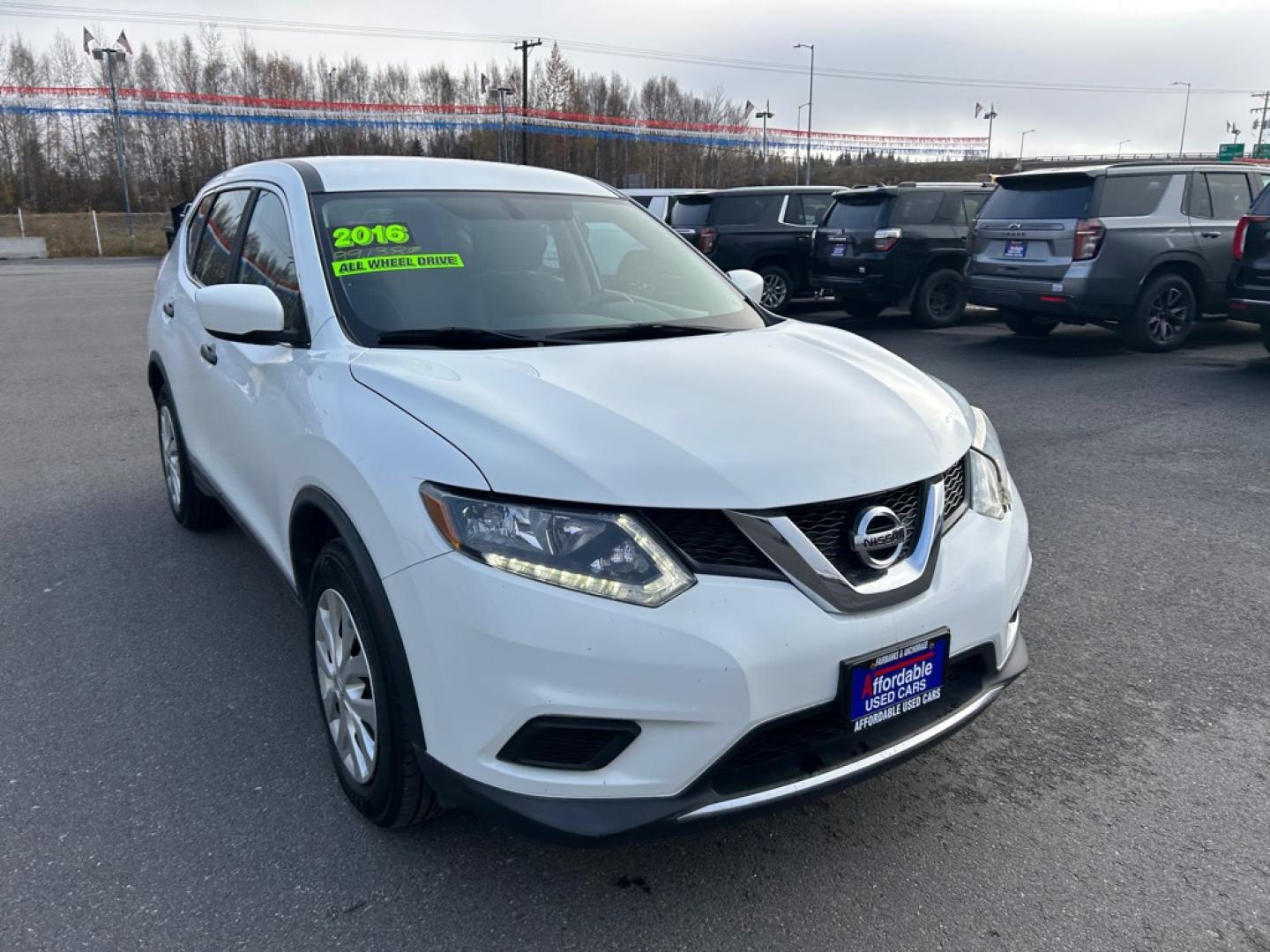 2016 WHITE NISSAN ROGUE S (KNMAT2MV4GP) with an 2.5L engine, Continuously Variable transmission, located at 2525 S. Cushman, Fairbanks, AK, 99701, (907) 452-5707, 64.824036, -147.712311- Photo#6