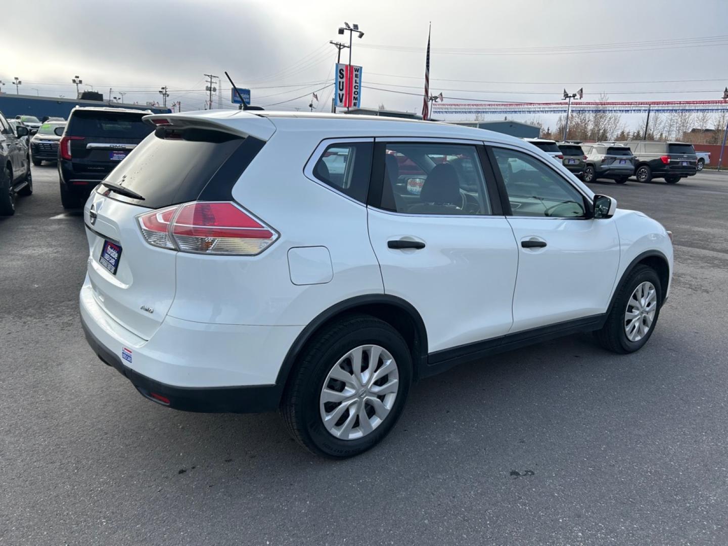 2016 WHITE NISSAN ROGUE S (KNMAT2MV4GP) with an 2.5L engine, Continuously Variable transmission, located at 2525 S. Cushman, Fairbanks, AK, 99701, (907) 452-5707, 64.824036, -147.712311- Photo#7