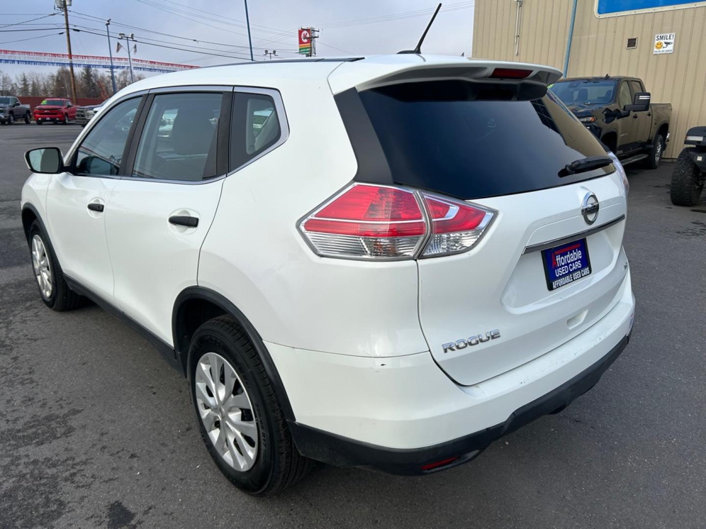 2016 WHITE NISSAN ROGUE S (KNMAT2MV4GP) with an 2.5L engine, Continuously Variable transmission, located at 2525 S. Cushman, Fairbanks, AK, 99701, (907) 452-5707, 64.824036, -147.712311- Photo#8
