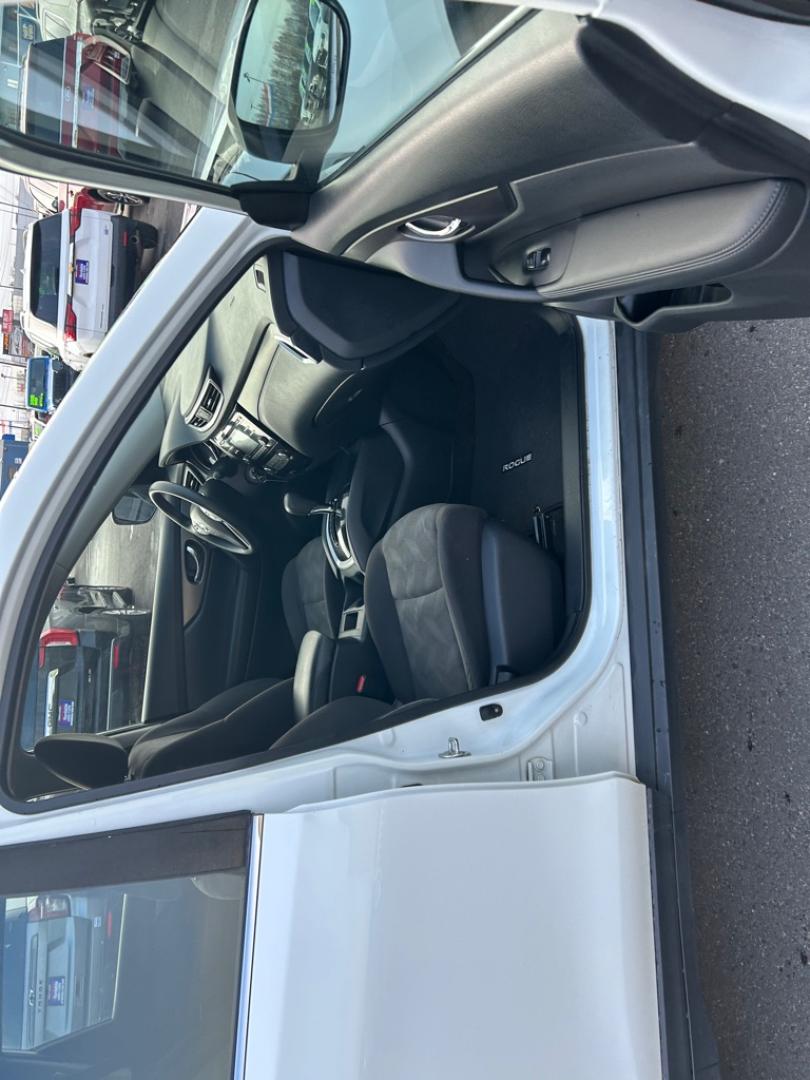 2016 WHITE NISSAN ROGUE S (KNMAT2MV4GP) with an 2.5L engine, Continuously Variable transmission, located at 2525 S. Cushman, Fairbanks, AK, 99701, (907) 452-5707, 64.824036, -147.712311- Photo#9