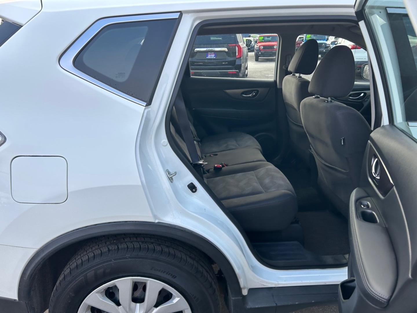 2016 WHITE NISSAN ROGUE S (KNMAT2MV4GP) with an 2.5L engine, Continuously Variable transmission, located at 2525 S. Cushman, Fairbanks, AK, 99701, (907) 452-5707, 64.824036, -147.712311- Photo#10