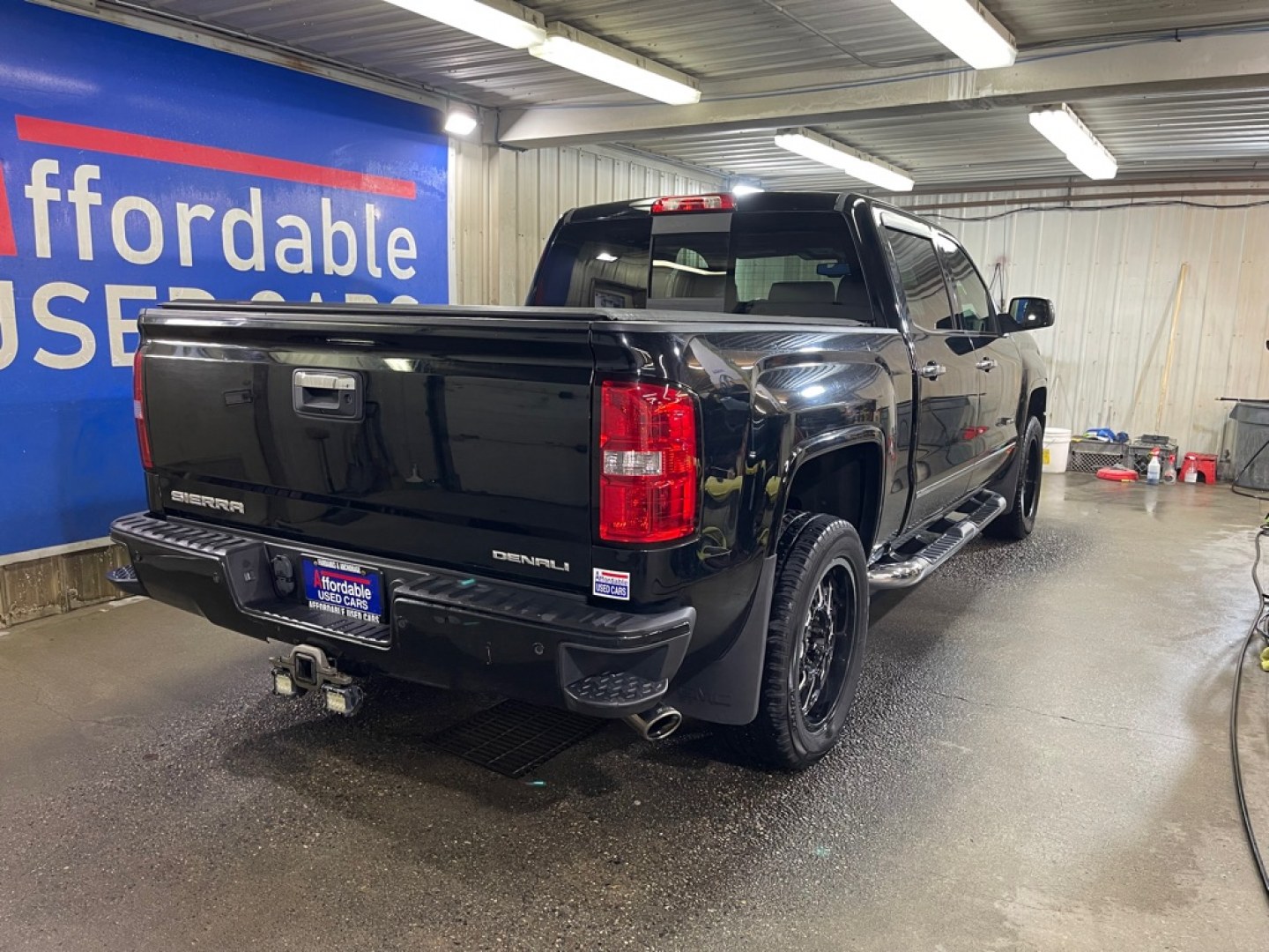 2015 BLACK GMC SIERRA 1500 DENALI (3GTU2WEC7FG) with an 5.3L engine, Automatic transmission, located at 2525 S. Cushman, Fairbanks, AK, 99701, (907) 452-5707, 64.824036, -147.712311- Photo#2