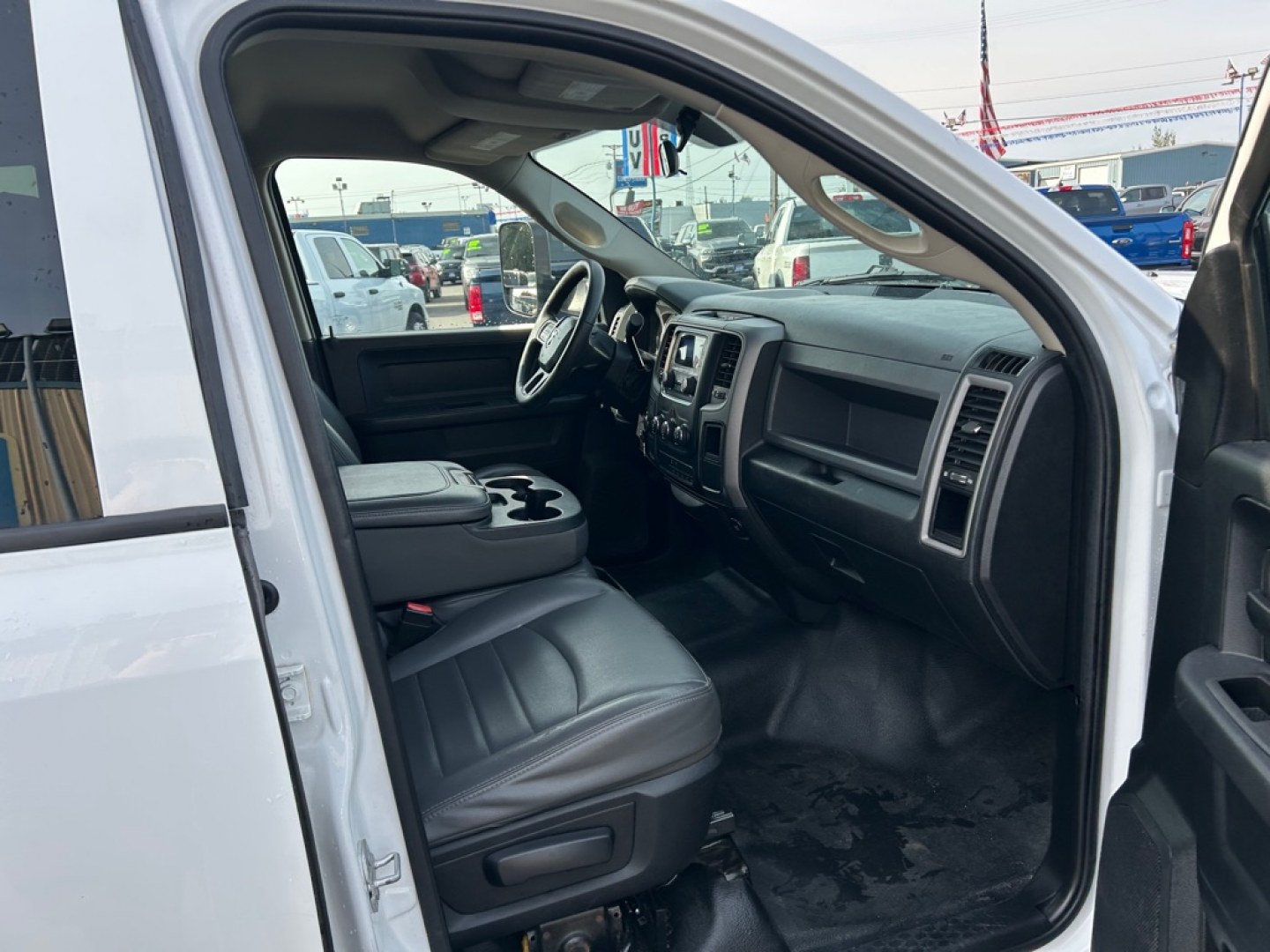 2015 WHITE RAM 3500 (3C7WRTCJ2FG) with an 6.4L engine, Automatic transmission, located at 2525 S. Cushman, Fairbanks, AK, 99701, (907) 452-5707, 64.824036, -147.712311- Photo#4