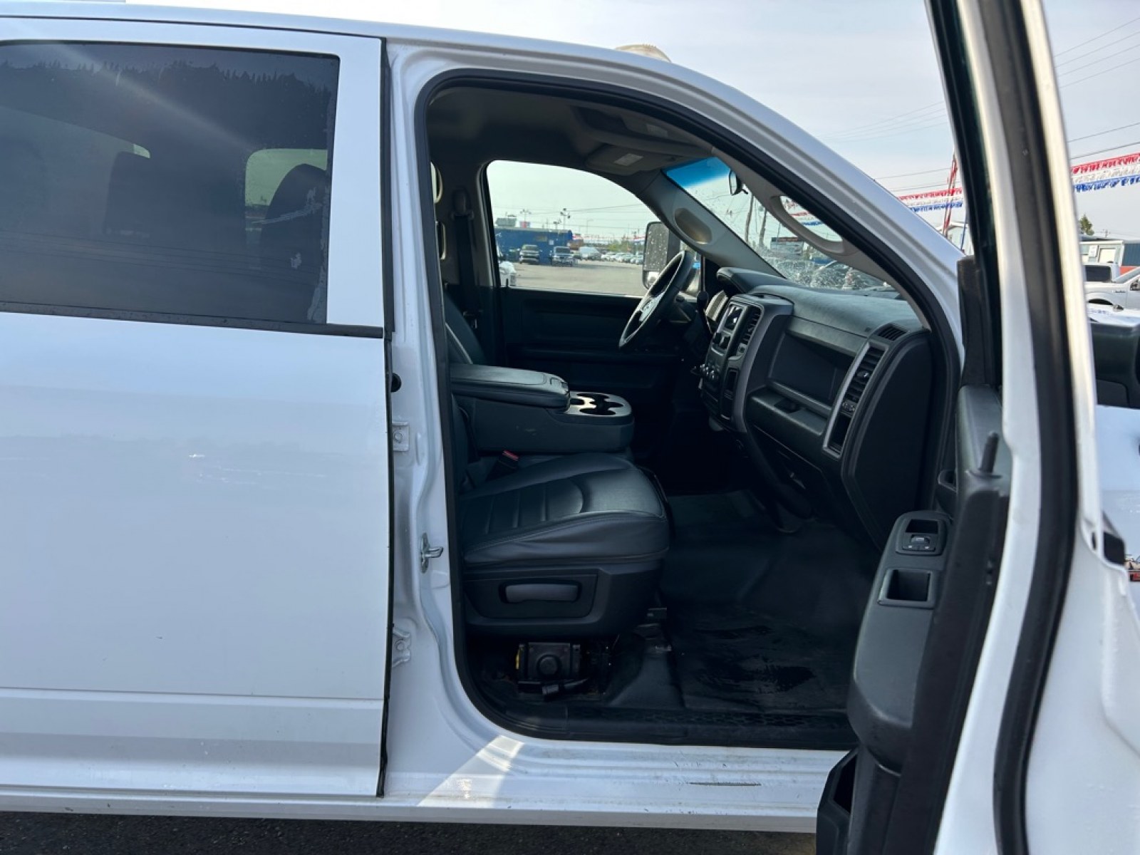 2015 WHITE RAM 3500 (3C7WRTCJ4FG) with an 6.4L engine, Automatic transmission, located at 2525 S. Cushman, Fairbanks, AK, 99701, (907) 452-5707, 64.824036, -147.712311 - Photo#4