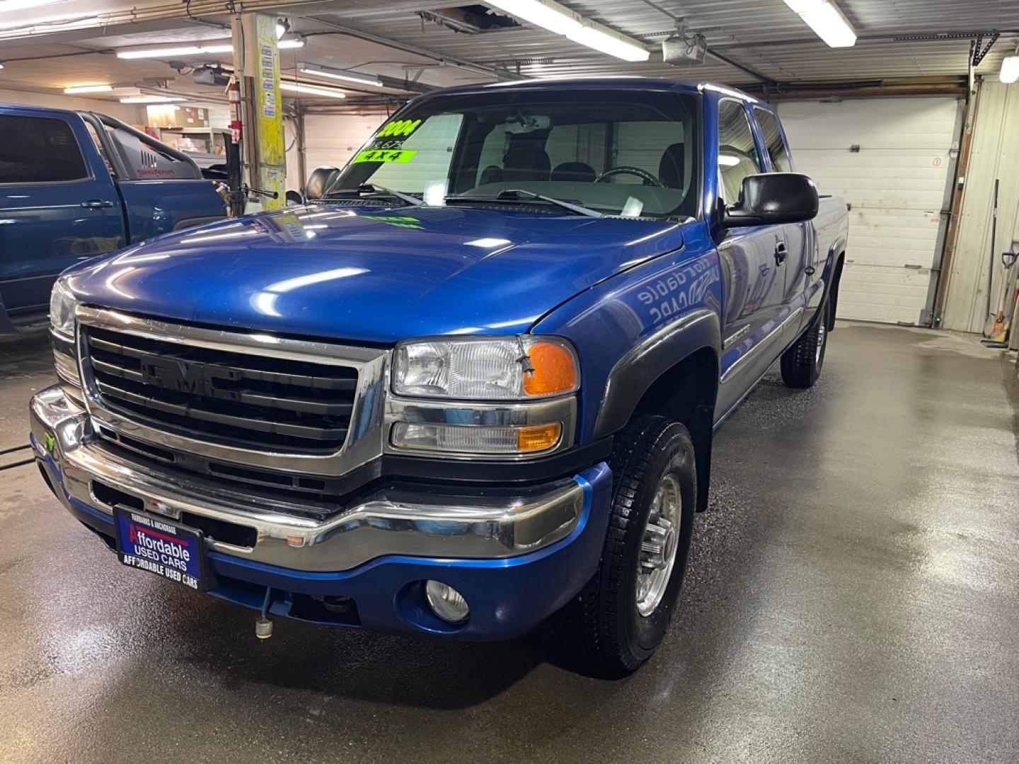 2004 BLUE GMC SIERRA 2500 HEAVY DUTY (1GTHK29U24E) with an 6.0L engine, Automatic transmission, located at 2525 S. Cushman, Fairbanks, AK, 99701, (907) 452-5707, 64.824036, -147.712311- Photo#1
