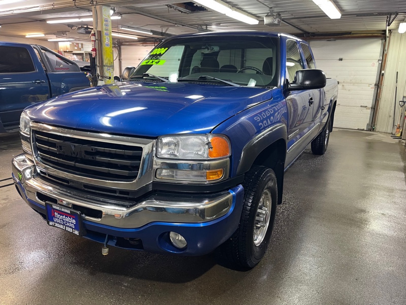 2004 BLUE GMC SIERRA 2500 HEAVY DUTY (1GTHK29U24E) with an 6.0L engine, Automatic transmission, located at 2525 S. Cushman, Fairbanks, AK, 99701, (907) 452-5707, 64.824036, -147.712311 - Photo#1