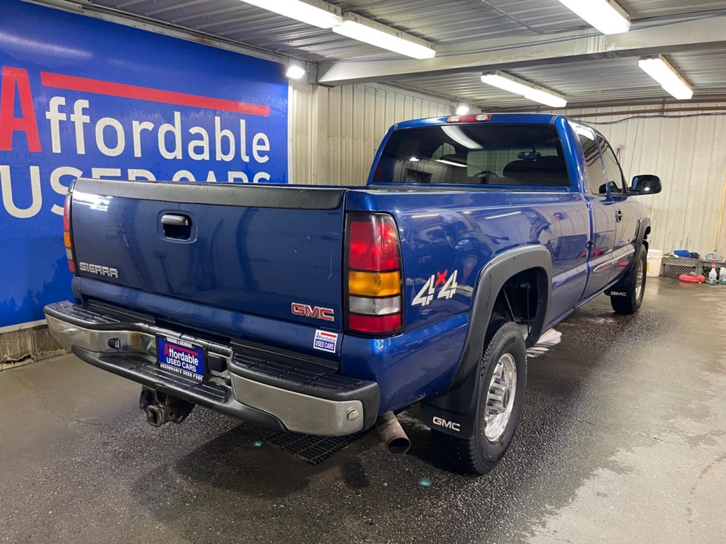 2004 BLUE GMC SIERRA 2500 HEAVY DUTY (1GTHK29U24E) with an 6.0L engine, Automatic transmission, located at 2525 S. Cushman, Fairbanks, AK, 99701, (907) 452-5707, 64.824036, -147.712311- Photo#2