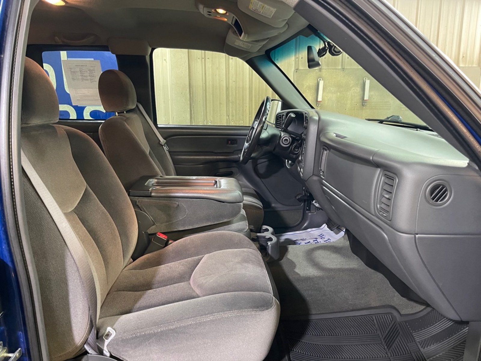 2004 BLUE GMC SIERRA 2500 HEAVY DUTY (1GTHK29U24E) with an 6.0L engine, Automatic transmission, located at 2525 S. Cushman, Fairbanks, AK, 99701, (907) 452-5707, 64.824036, -147.712311 - Photo#3