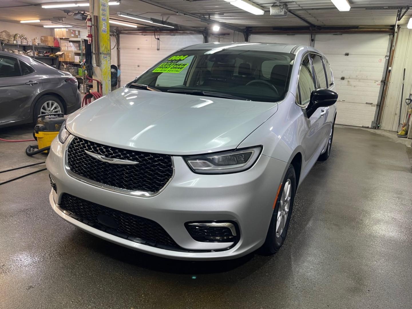 2024 SILVER CHRYSLER PACIFICA TOURING L (2C4RC1BG8RR) with an 3.6L engine, Automatic transmission, located at 2525 S. Cushman, Fairbanks, AK, 99701, (907) 452-5707, 64.824036, -147.712311- Photo#1