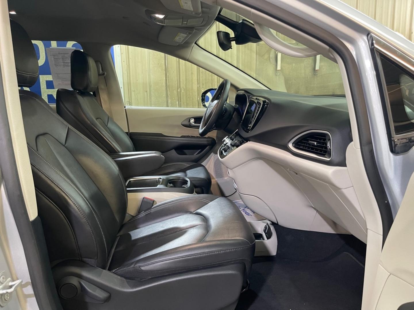 2024 SILVER CHRYSLER PACIFICA TOURING L (2C4RC1BG8RR) with an 3.6L engine, Automatic transmission, located at 2525 S. Cushman, Fairbanks, AK, 99701, (907) 452-5707, 64.824036, -147.712311- Photo#3
