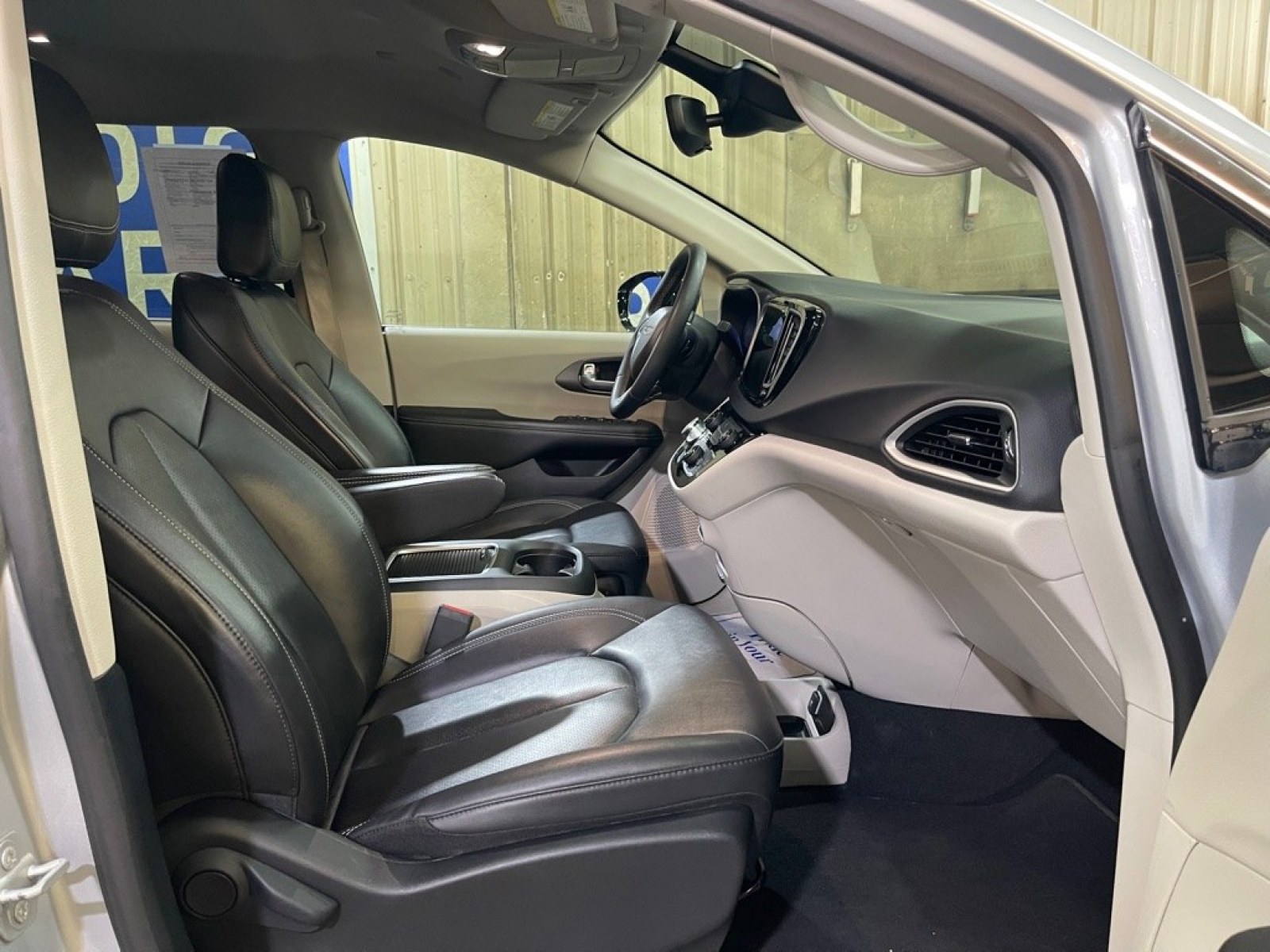 2024 SILVER CHRYSLER PACIFICA TOURING L (2C4RC1BG8RR) with an 3.6L engine, Automatic transmission, located at 2525 S. Cushman, Fairbanks, AK, 99701, (907) 452-5707, 64.824036, -147.712311 - Photo#3