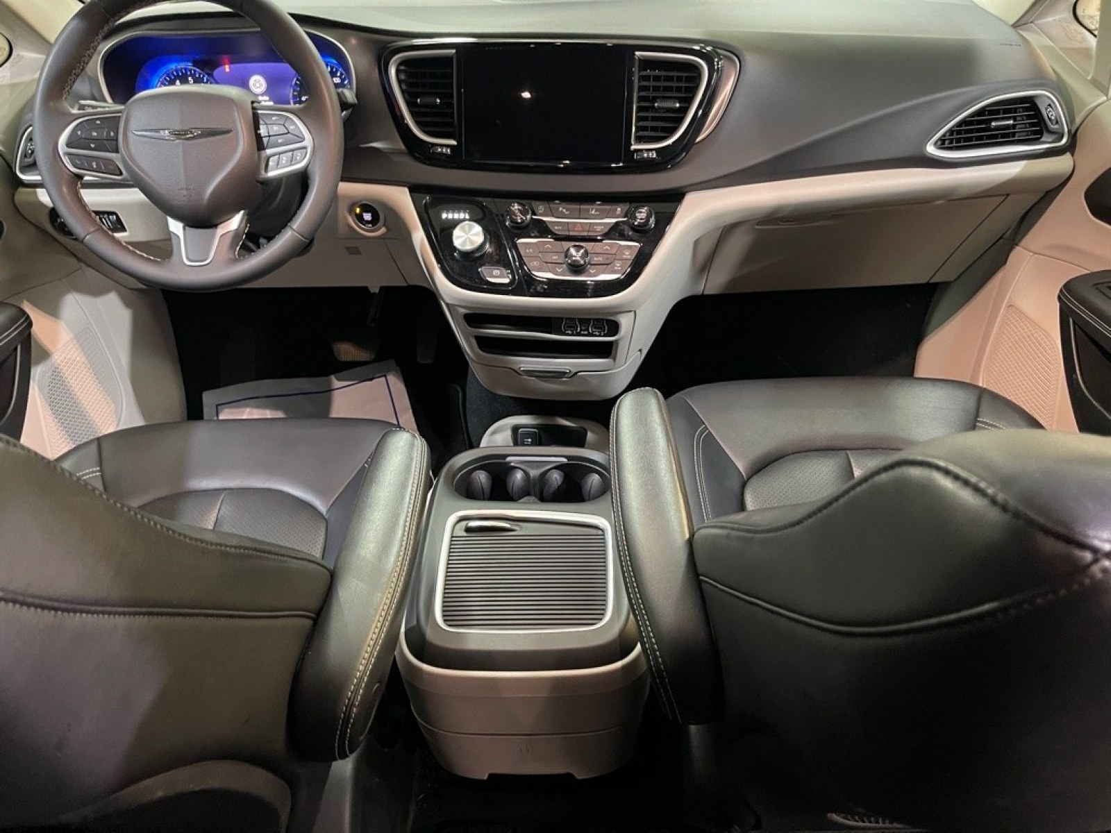 2024 SILVER CHRYSLER PACIFICA TOURING L (2C4RC1BG8RR) with an 3.6L engine, Automatic transmission, located at 2525 S. Cushman, Fairbanks, AK, 99701, (907) 452-5707, 64.824036, -147.712311 - Photo#6
