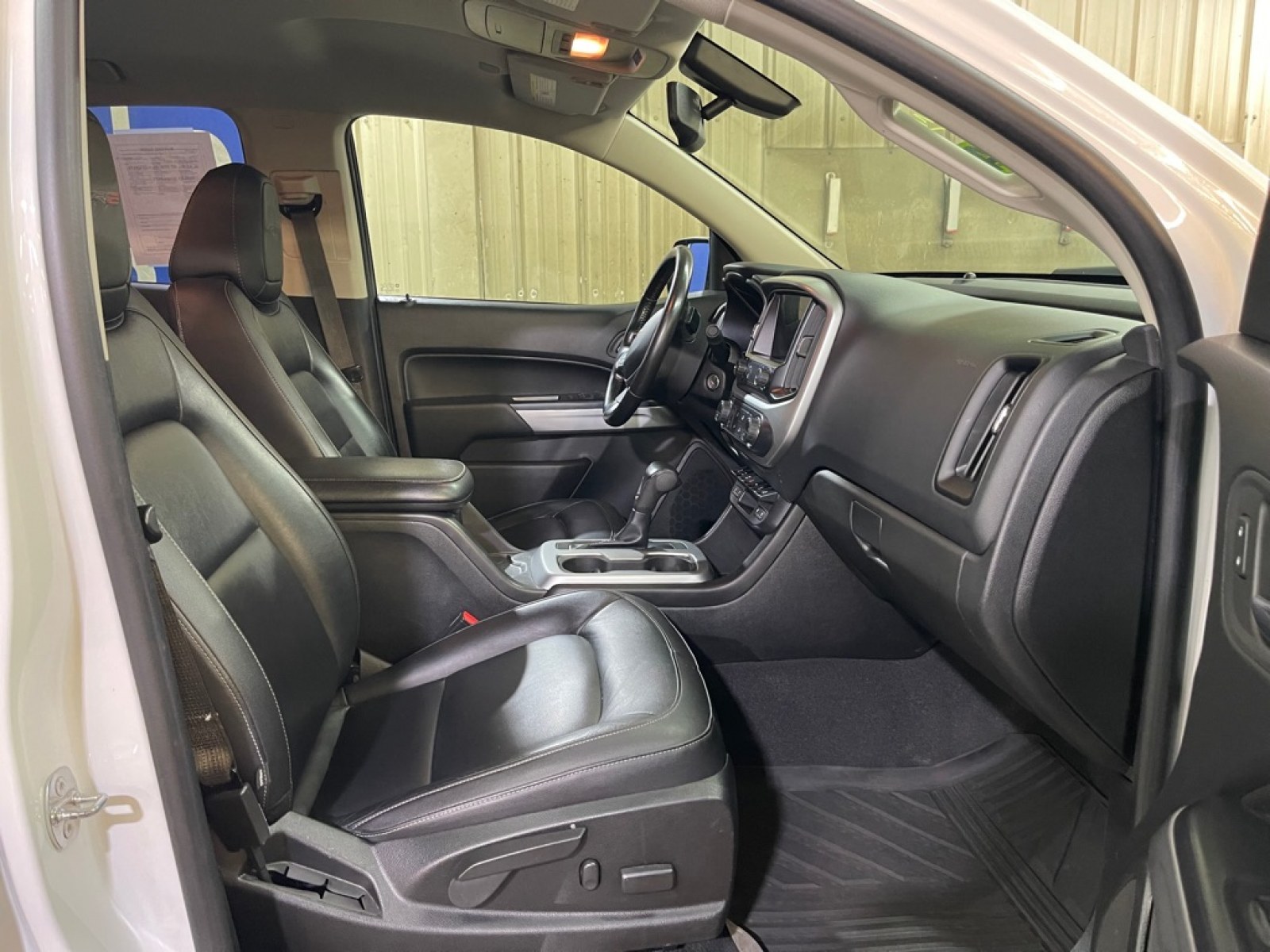 2020 WHITE CHEVROLET COLORADO ZR2 (1GCGTEEN0L1) with an 3.6L engine, Automatic transmission, located at 2525 S. Cushman, Fairbanks, AK, 99701, (907) 452-5707, 64.824036, -147.712311 - Photo#3