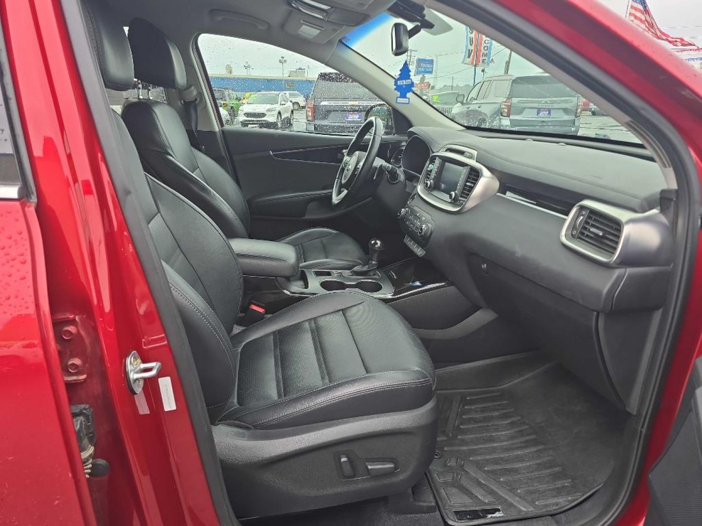 2017 MAROON KIA SORENTO EX (5XYPHDA12HG) with an 2.0L engine, Automatic transmission, located at 2525 S. Cushman, Fairbanks, AK, 99701, (907) 452-5707, 64.824036, -147.712311- Photo#4