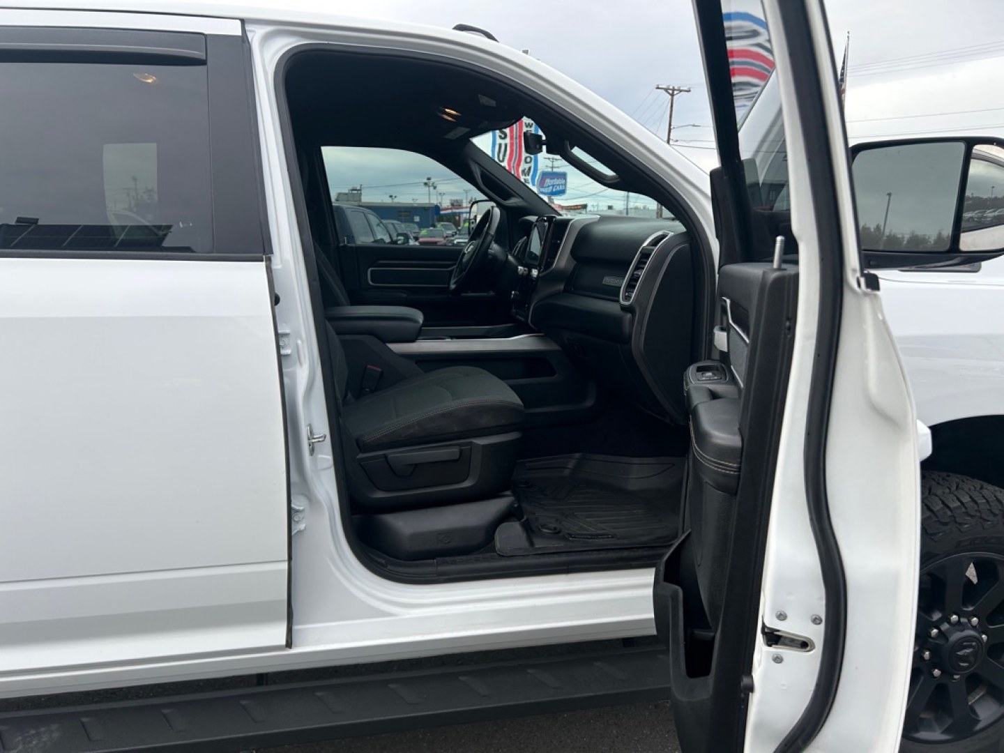 2022 WHITE RAM 2500 BIG HORN/LONE S (3C6UR5DJ9NG) with an 6.4L engine, Automatic transmission, located at 2525 S. Cushman, Fairbanks, AK, 99701, (907) 452-5707, 64.824036, -147.712311- Photo#4
