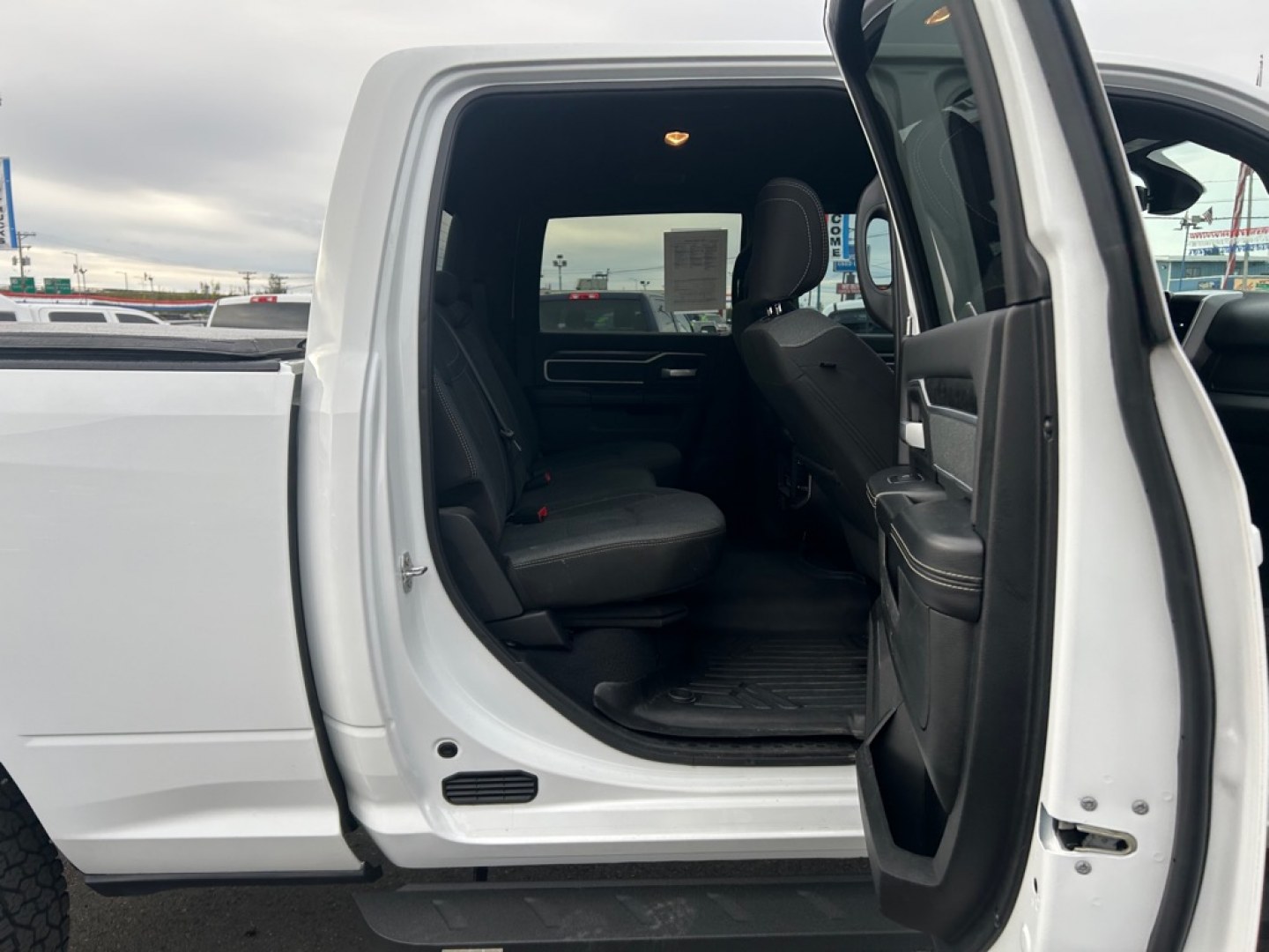 2022 WHITE RAM 2500 BIG HORN/LONE S (3C6UR5DJ9NG) with an 6.4L engine, Automatic transmission, located at 2525 S. Cushman, Fairbanks, AK, 99701, (907) 452-5707, 64.824036, -147.712311- Photo#5