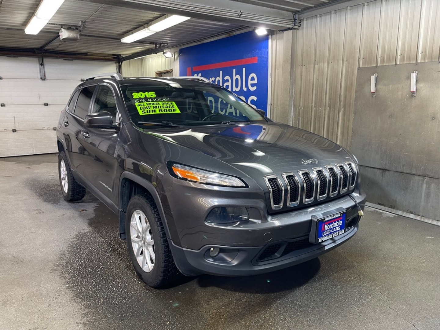 2015 GRAY JEEP CHEROKEE LATITUDE (1C4PJMCS3FW) with an 3.2L engine, Automatic transmission, located at 2525 S. Cushman, Fairbanks, AK, 99701, (907) 452-5707, 64.824036, -147.712311- Photo#0