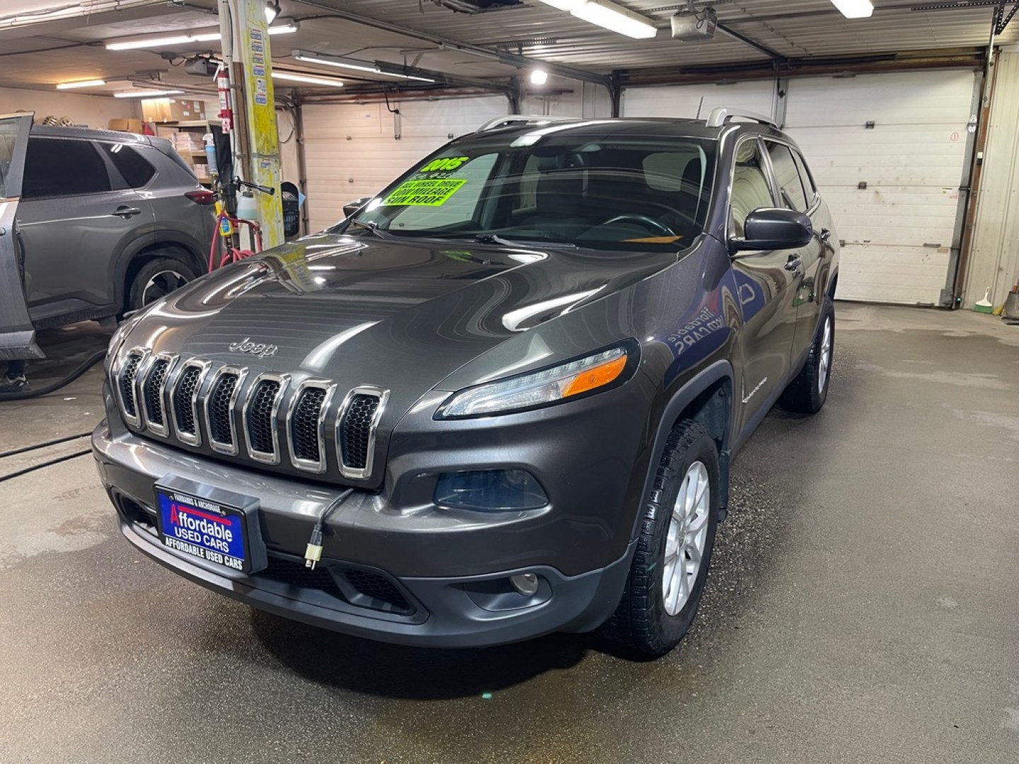 2015 GRAY JEEP CHEROKEE LATITUDE (1C4PJMCS3FW) with an 3.2L engine, Automatic transmission, located at 2525 S. Cushman, Fairbanks, AK, 99701, (907) 452-5707, 64.824036, -147.712311- Photo#1