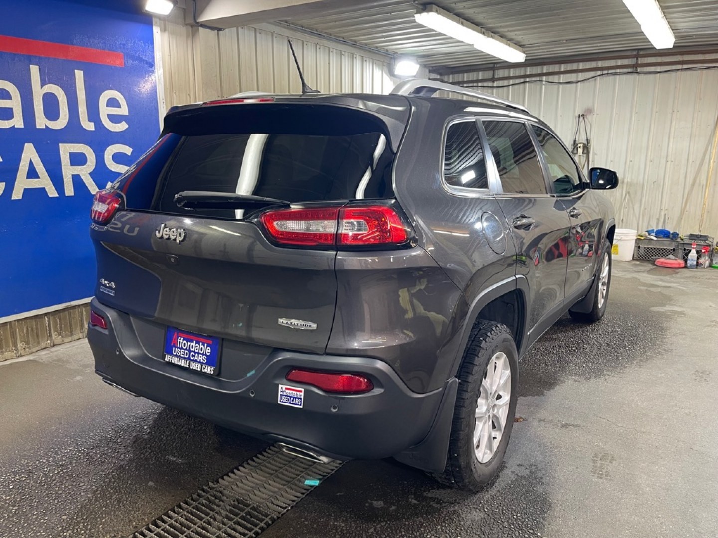 2015 GRAY JEEP CHEROKEE LATITUDE (1C4PJMCS3FW) with an 3.2L engine, Automatic transmission, located at 2525 S. Cushman, Fairbanks, AK, 99701, (907) 452-5707, 64.824036, -147.712311- Photo#2