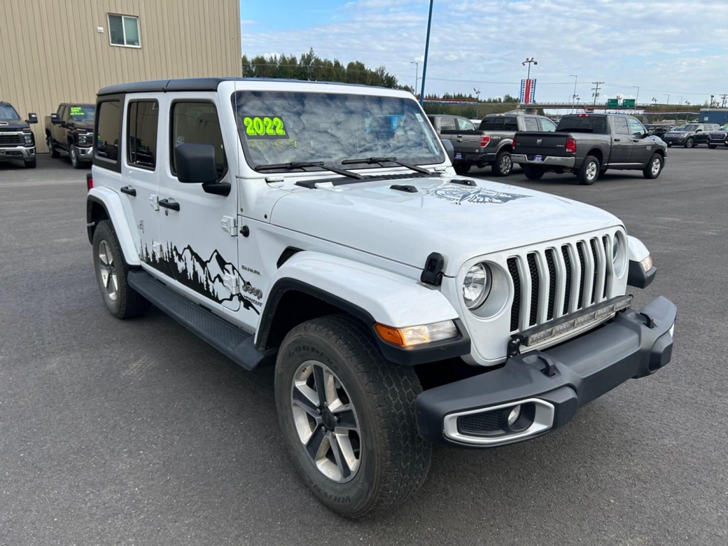 2022 WHITE JEEP WRANGLER UNLIMI SAHARA (1C4HJXEN2NW) with an 2.0L engine, Automatic transmission, located at 2525 S. Cushman, Fairbanks, AK, 99701, (907) 452-5707, 64.824036, -147.712311- Photo#1