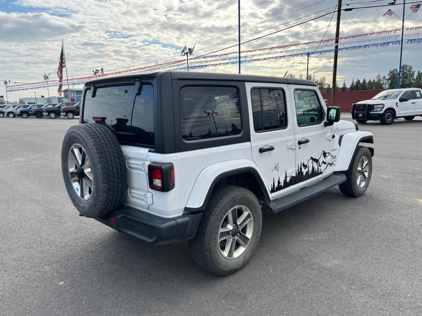 2022 WHITE JEEP WRANGLER UNLIMI SAHARA (1C4HJXEN2NW) with an 2.0L engine, Automatic transmission, located at 2525 S. Cushman, Fairbanks, AK, 99701, (907) 452-5707, 64.824036, -147.712311- Photo#2