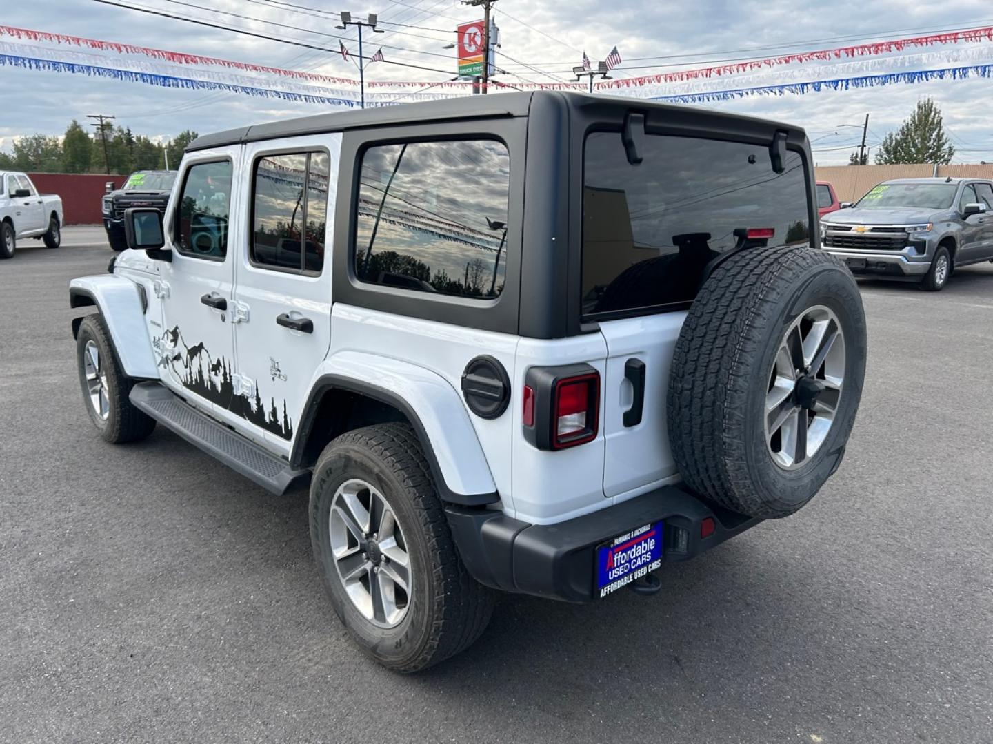 2022 WHITE JEEP WRANGLER UNLIMI SAHARA (1C4HJXEN2NW) with an 2.0L engine, Automatic transmission, located at 2525 S. Cushman, Fairbanks, AK, 99701, (907) 452-5707, 64.824036, -147.712311- Photo#3